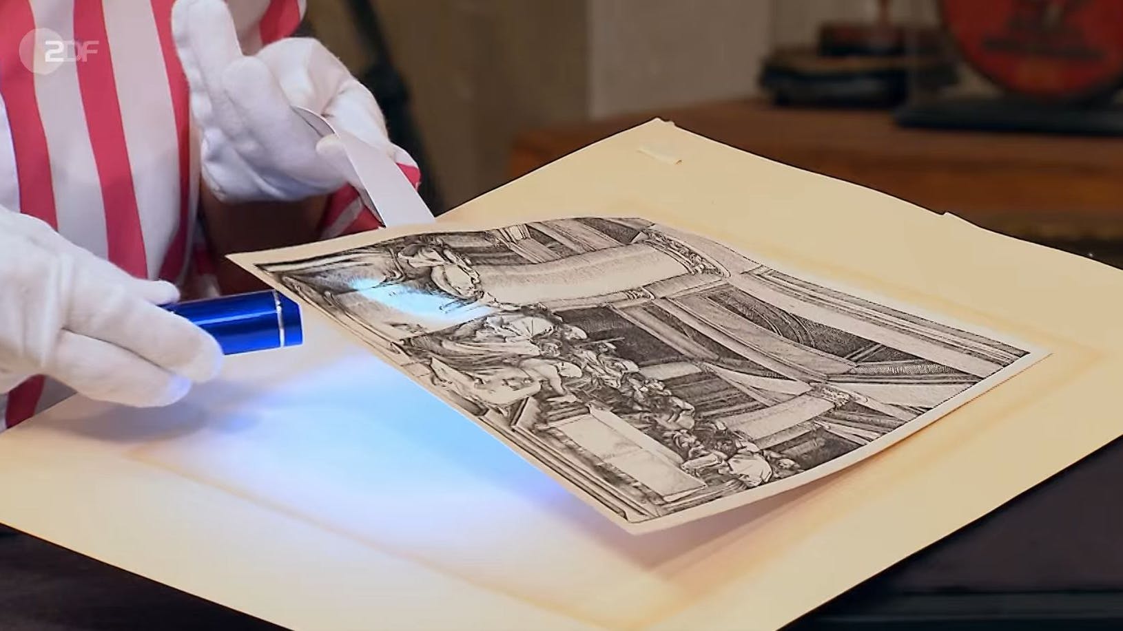Gaaanz vorsichtig behandelt „Bares für Rares“-Expertin Dr. Friederike Werner das Kunstwerk.