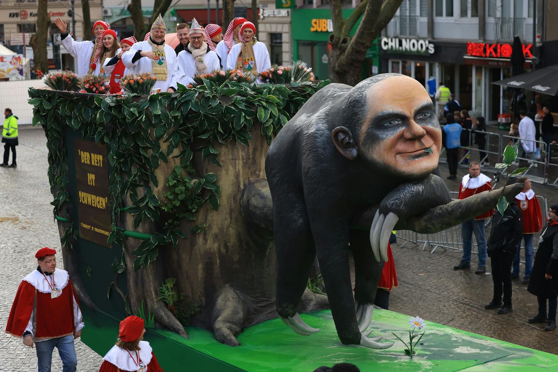 Auch in Köln kommt der Bundeskanzler als Faultier daher.