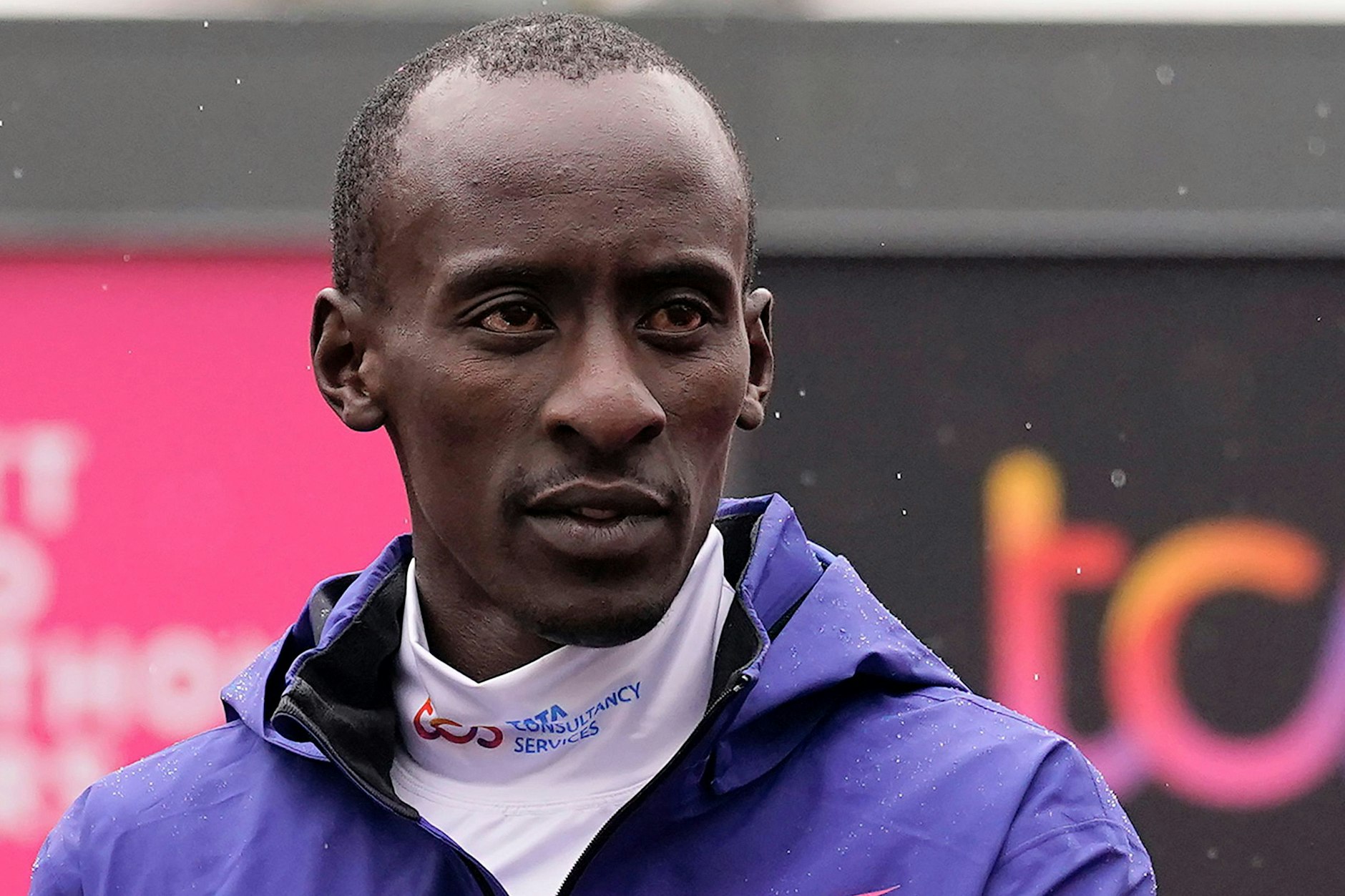 Der kenianische Marathon-Star Kelvin Kiptum kam zusammen mit seinem Trainer bei einem Autounfall in Kenia am Sonntag ums Leben.