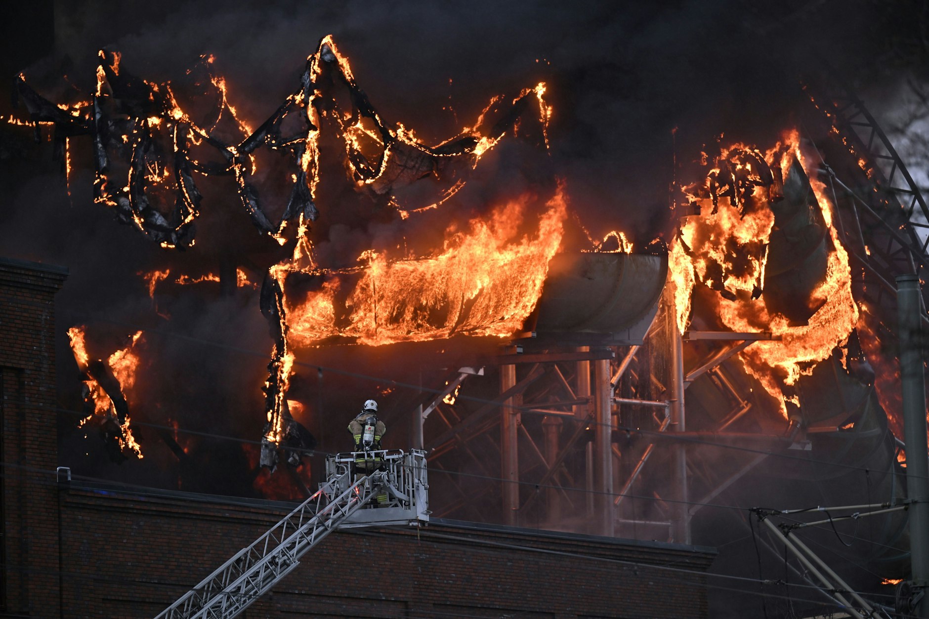 Göteborg: Rauch steigt auf, nachdem in der neuen Wasserwelt „Oceana“ des Vergnügungsparks Liseberg ein Feuer ausgebrochen ist.