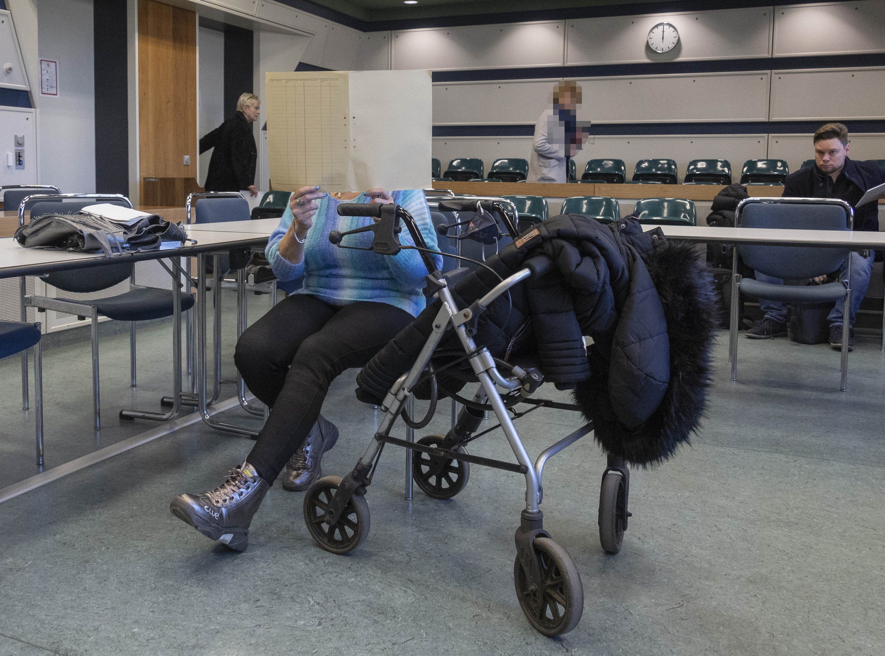 Ex-Wirtin (64) rastet aus: Sie greift Schwangere mit Rollator an!