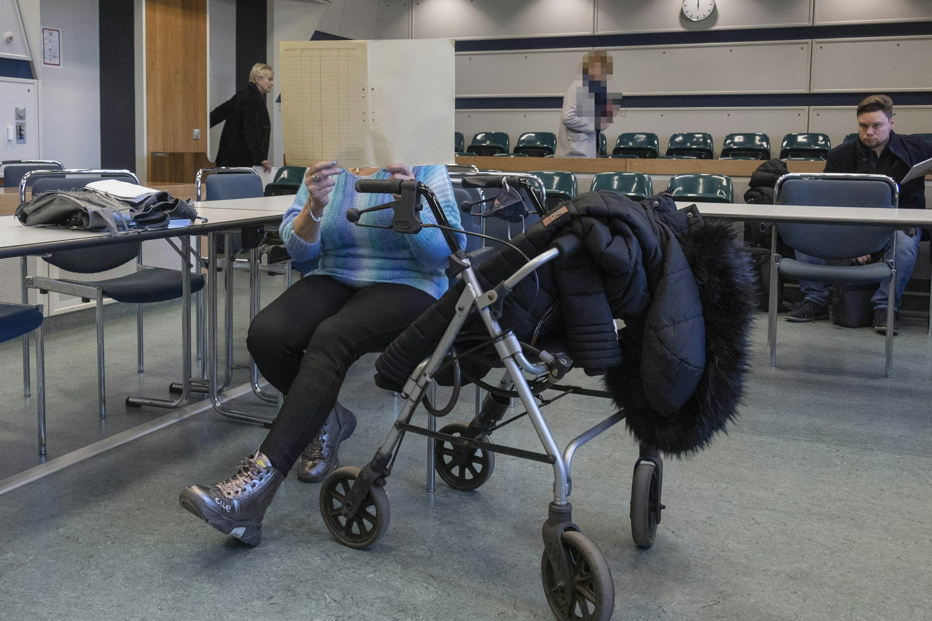 Mit Rollator auch im Gerichtssaal: Ex-Wirtin Susanne S. (64) aus Neukölln.