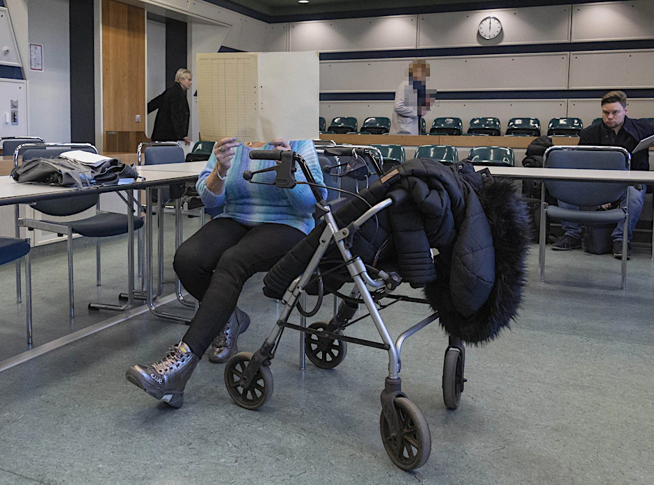 Mit Rollator auch im Gerichtssaal: Ex-Wirtin Susanne S. (64) aus Neukölln.