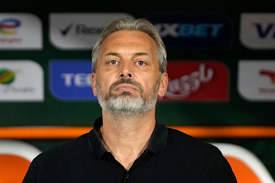 ARCHIV - Trainer Sebastien Desabre und sein Team haben ein Zeichen gegen Gewalt im Ostkongo gesetzt.  