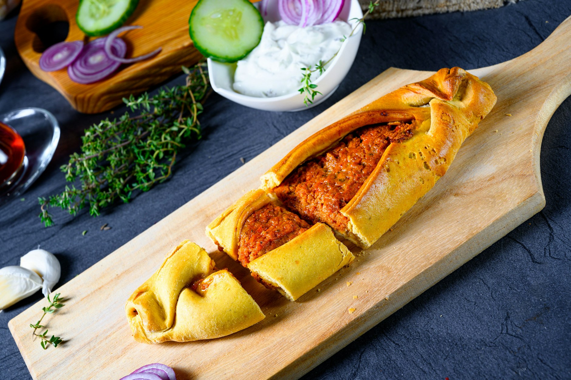 Hackfleisch-Schafskäse-Auflauf im Brot ist ein echter Hingucker auf jeder Party oder für die Familie daheim.