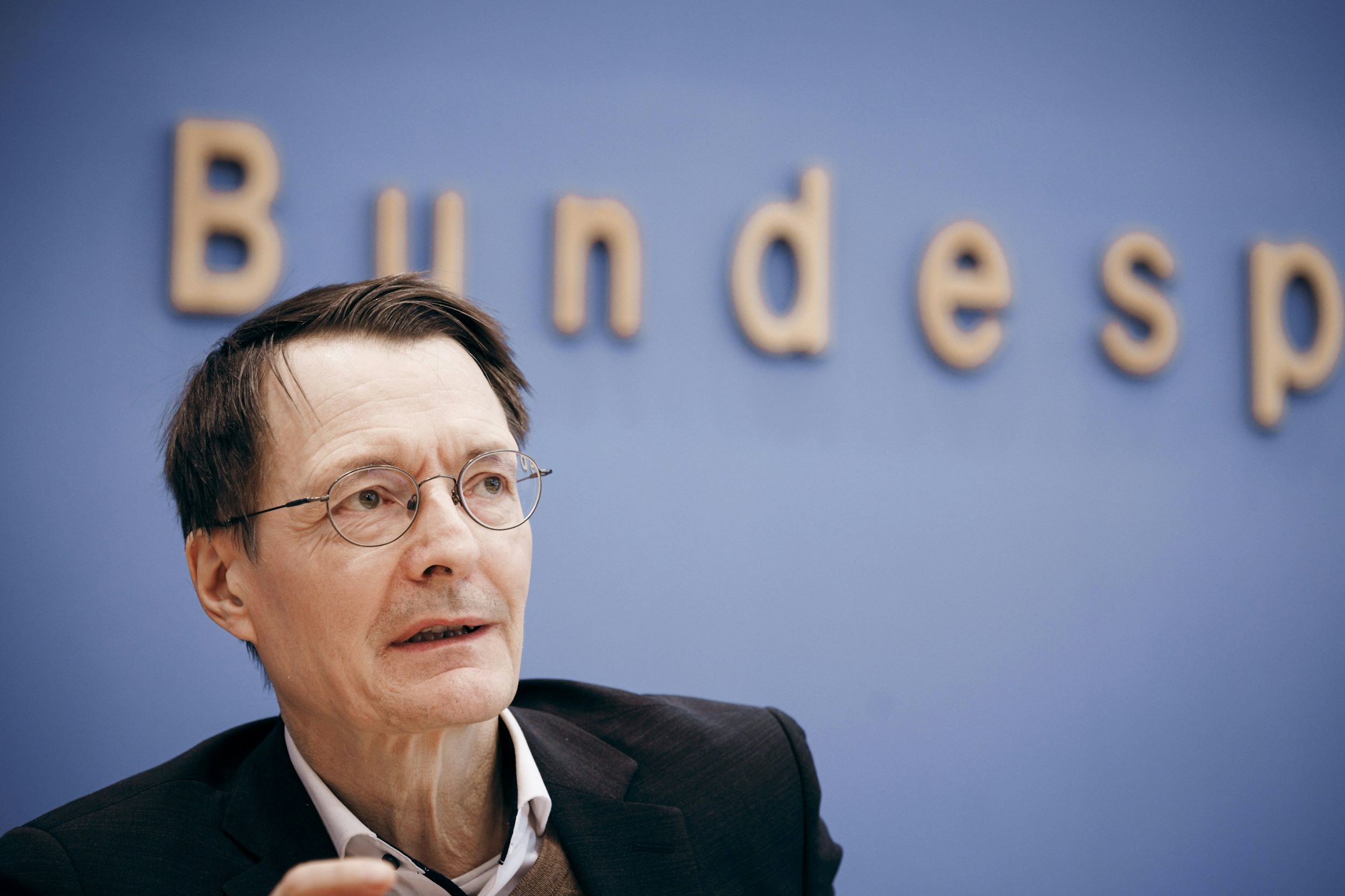 Gesundheitsminister Karl Lauterbach gibt bei einer Pressekonferenz eine Stellungnahme ab.