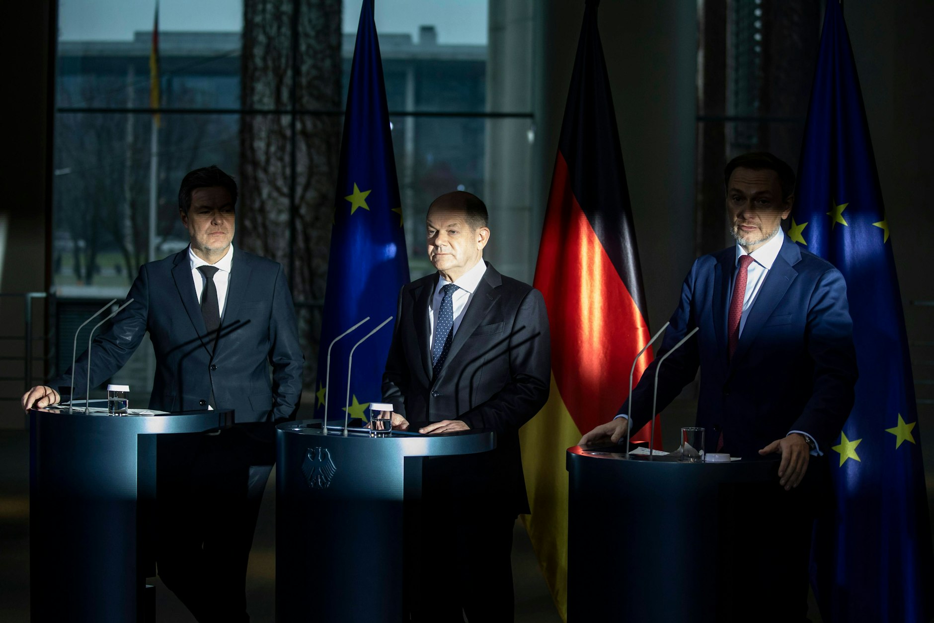 Bundeskanzler Olaf Scholz (M.), Bundesfinanzminister Christian Lindner (r.) und Bundeswirtschaftsminister Robert Habeck geben ein gemeinsames Statement im Kanzleramt ab.