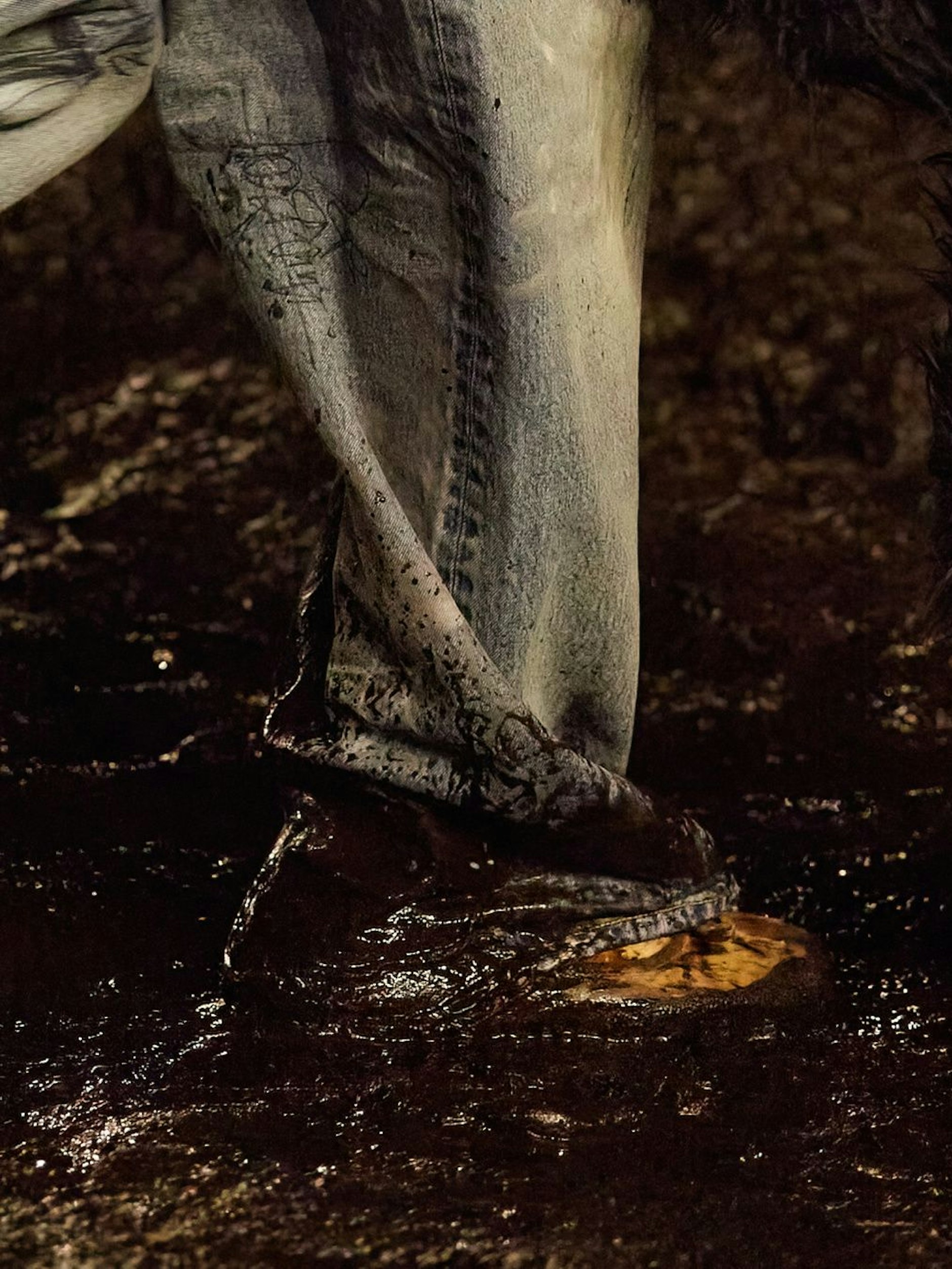 Den Puddle-Trend hat auch eine Modenschau von Balenciaga von vor knapp eineinhalb Jahren befeuert, bei der Models durch Schlamm stapften, dass der Dreck nur so spritzte. Die Säume der überlangen Kleider und Jeans sahen nach der Show entsprechend dirty aus. <br><br>Heute kann man die Jeans schon verdreckt kaufen. Die Dirty-Optik ist übrigens ein Trend, mit dem wir schon einmal in den Nullerjahren zu kämpfen hatten: Damals war die braune Färbung allerdings in Oberschenkelhöhe der Used- und Ripped-Jeans zu sehen.