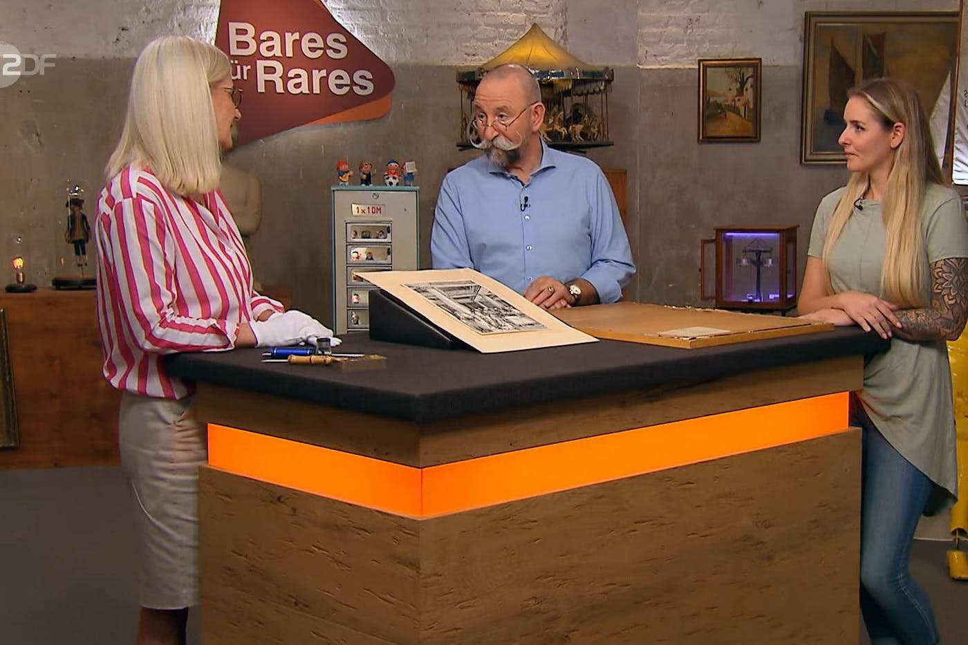 „Bares für Rares“-Moderator Horst Lichter kann kaum glauben, was er da von seiner Expertin Dr. Friederike Werner (l.) zu hören bekommt.