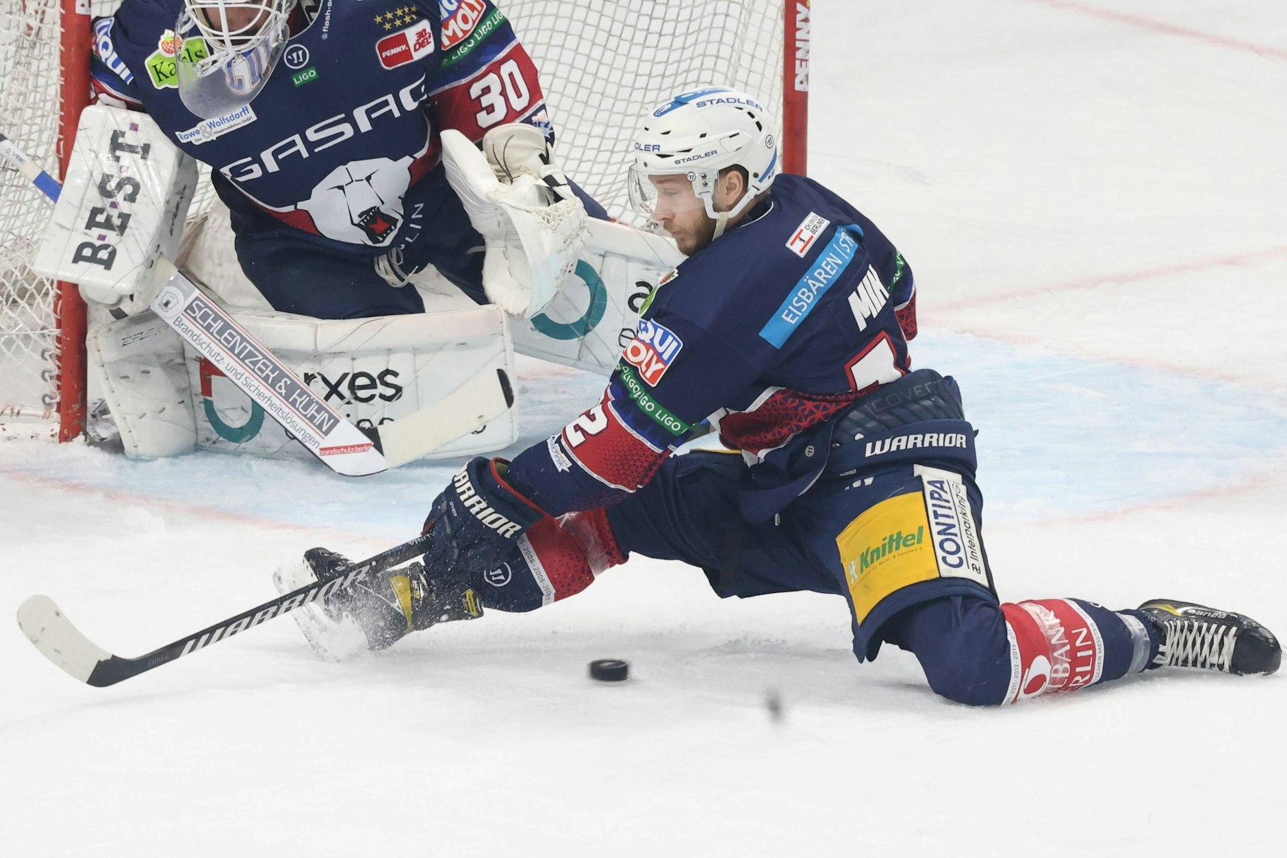 Eric Mik gibt für die Eisbären Berlin immer alles, egal ob als Verteidiger oder als Stürmer.