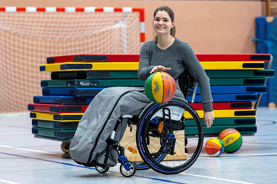 PRODUKTION - Sportlehrerin Sina Wiedemeier in der Turnhalle ihrer Grundschule im Landkreis Cuxhaven.  