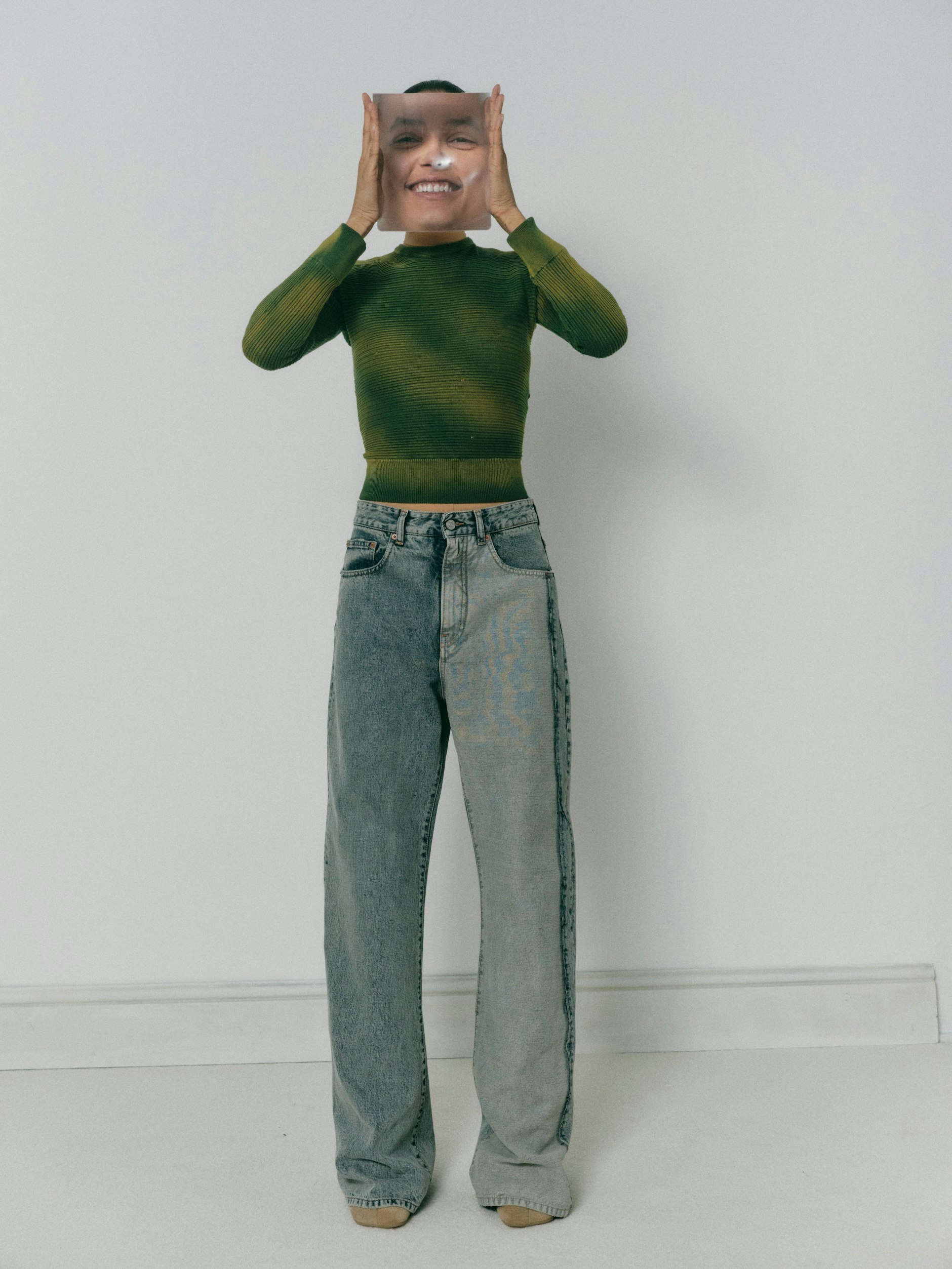 Die zweifarbige Jeans, auch Two-Tone-Jeans genannt, vereint zwei unterschiedliche Denim-Waschungen. Das macht sie ähnlich wie die Cut-Out-Jeans zu einem Designerstück, mit dem Sie auffallen. Damit dies möglichst positiv geschieht, sollten Sie penibel auf die Verteilung der unterschiedlichen Stoffe achten: Verlaufen die dunklen Denim-Abschnitte an den Außenseiten durchgehend von oben nach unten, dann wirken Ihre Beine schmaler. Verlaufen breite Streifen des dunkleren Stoffes quer über das Bein, wird es verkürzt. <br><br>Sie können mit diesen Jeans also viel falsch machen – sie im anderen Fall aber auch geschickt zur Optimierung ihrer Figur nutzen. Auf dem Foto ist eine Two-Tone-Jeans von MM6 Maison Margiela zu sehen, die es im kommenden Herbst geben wird.