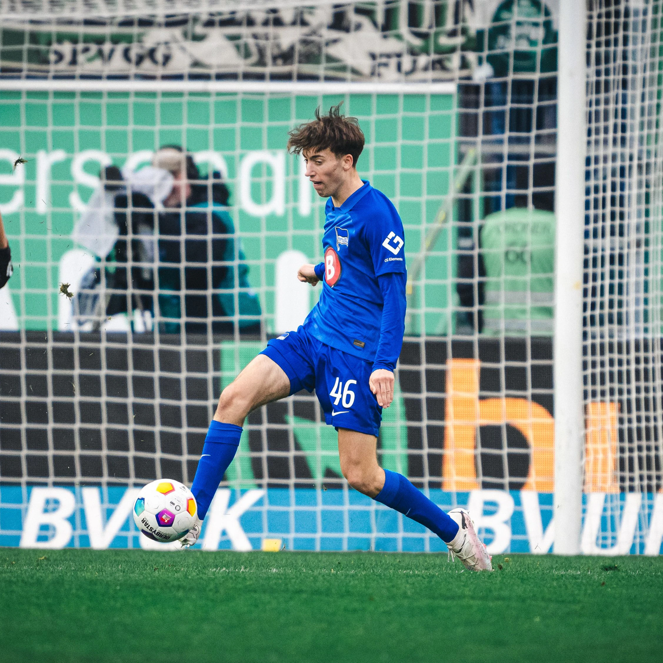 Herthas Teenie Tim Hoffmann hatte bei der Abwehrschlacht in Fürth den Überblick.
