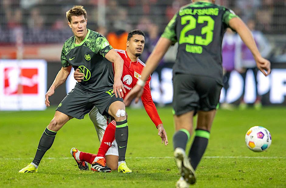Danilho Doekhi (M.) hatte den Ex-Kollegen Kevin Behrens (l.) beim Sieg des 1. FC Union Berlin gegen den VfL Wolfsburg fest im Griff.