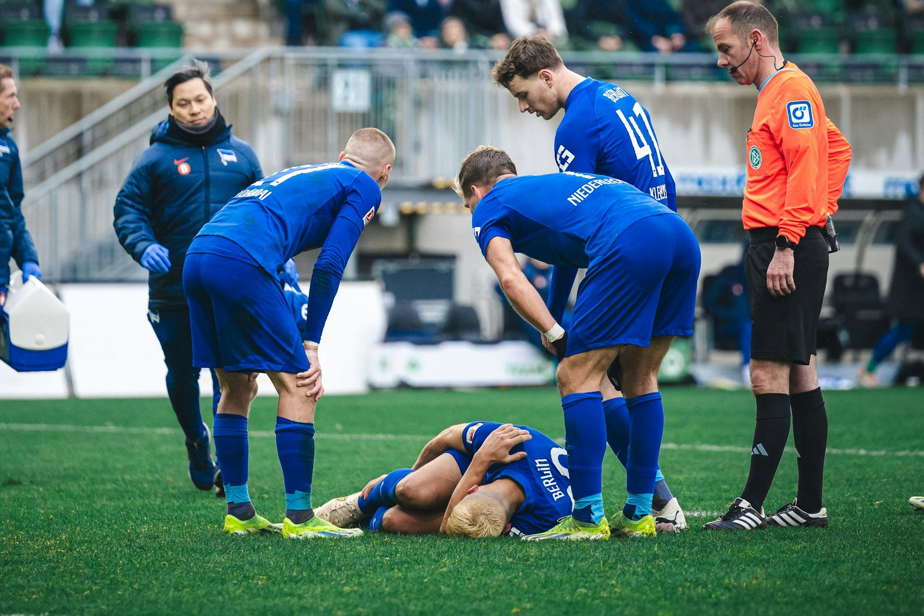 Herthas Verteidiger Marc Kempf krümmt sich vor Schmerzen auf dem Rasen. In Fürth zog er sich eine Bänderverletzung zu.