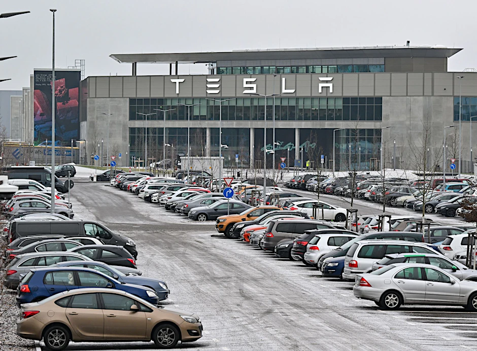 ARCHIV - Tesla hatte die Autofertigung am 29. Januar wegen der Angriffe der jemenitischen Huthi-Miliz auf Schiffe im Roten Meer ruhen lassen.  