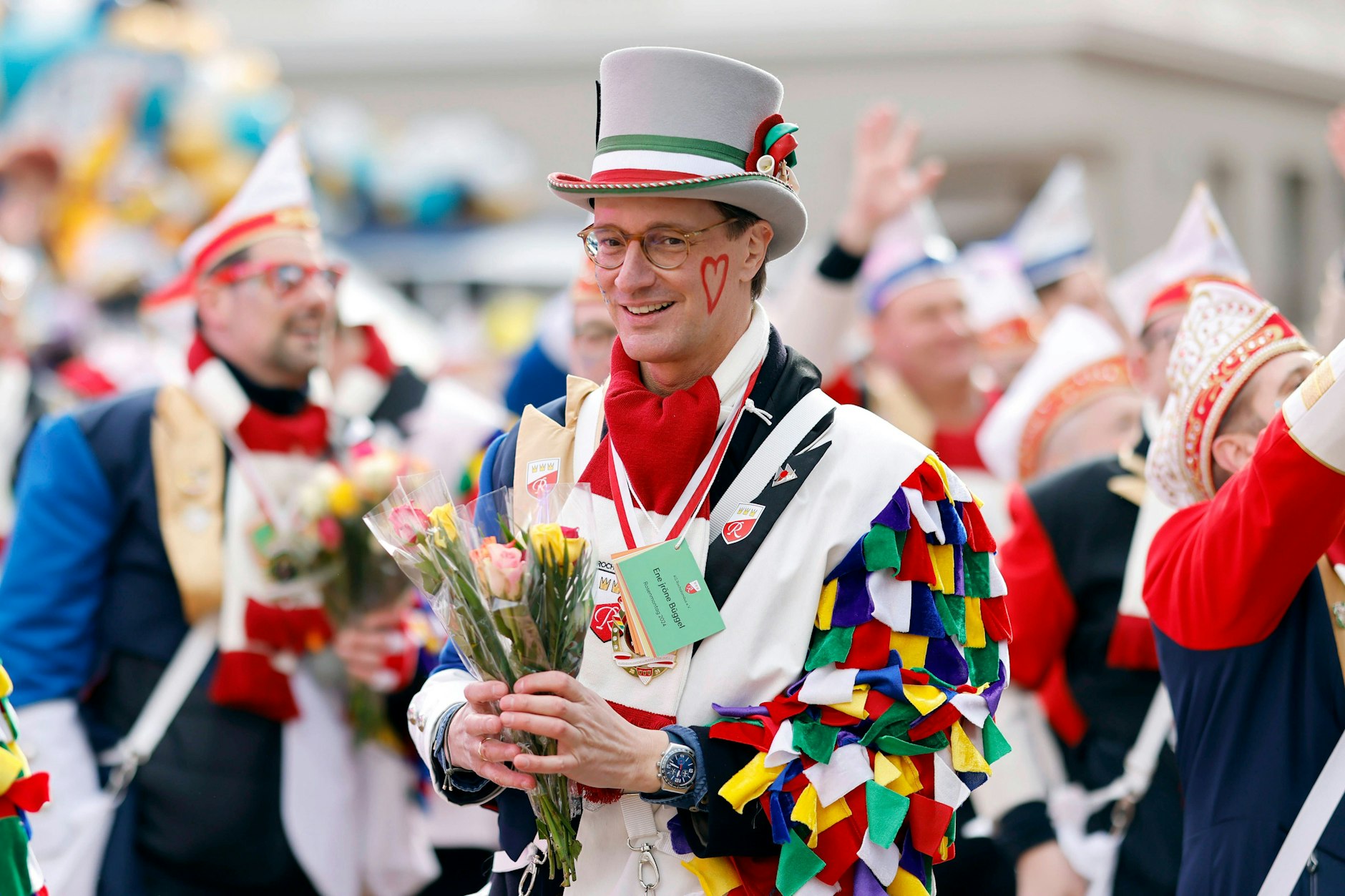 Ja, ist denn heut schon Valentinstag? Hendrik Wüst verteilt fleißig Rosen beim Kölner Karneval.