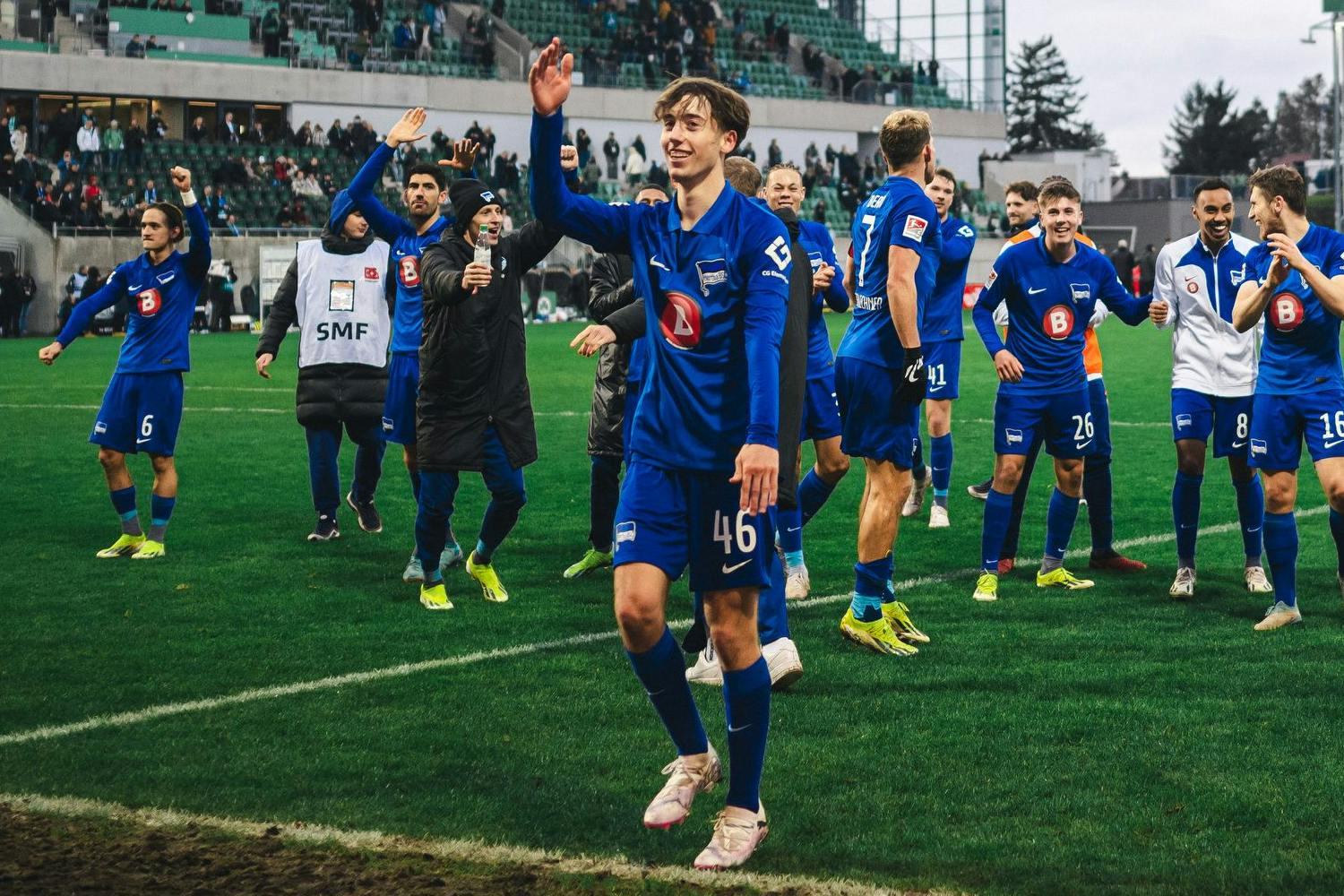 Gestatten, Tim Hoffmann! Herthas Teenie machte als Feuerwehrmann in der Abwehr einen Topjob beim 2:1 in Fürth und feierte danach mit den mitgereisten blau-weißen Fans.