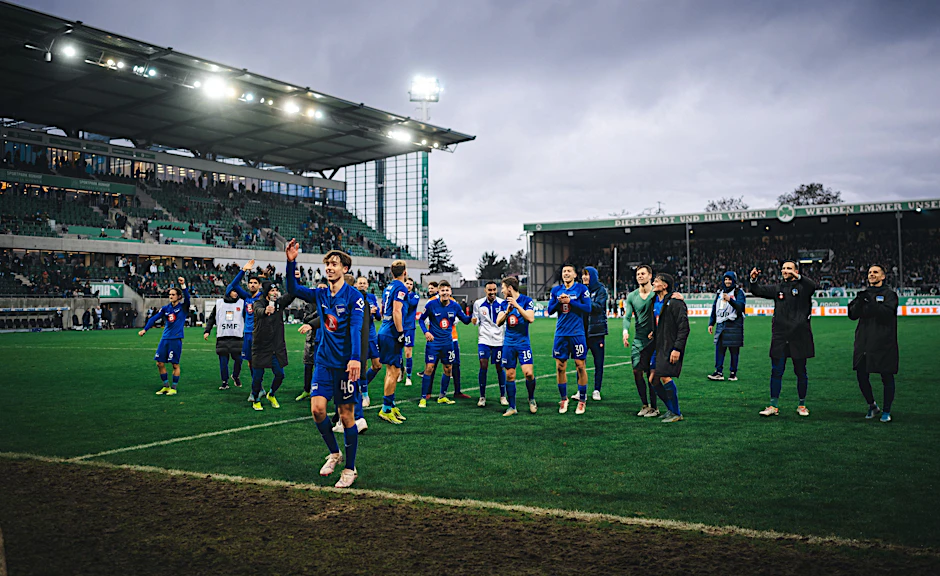 Gestatten, Tim Hoffmann! Herthas Teenie machte als Feuerwehrmann in der Abwehr einen Topjob beim 2:1 in Fürth und feierte danach mit den mitgereisten blau-weißen Fans.