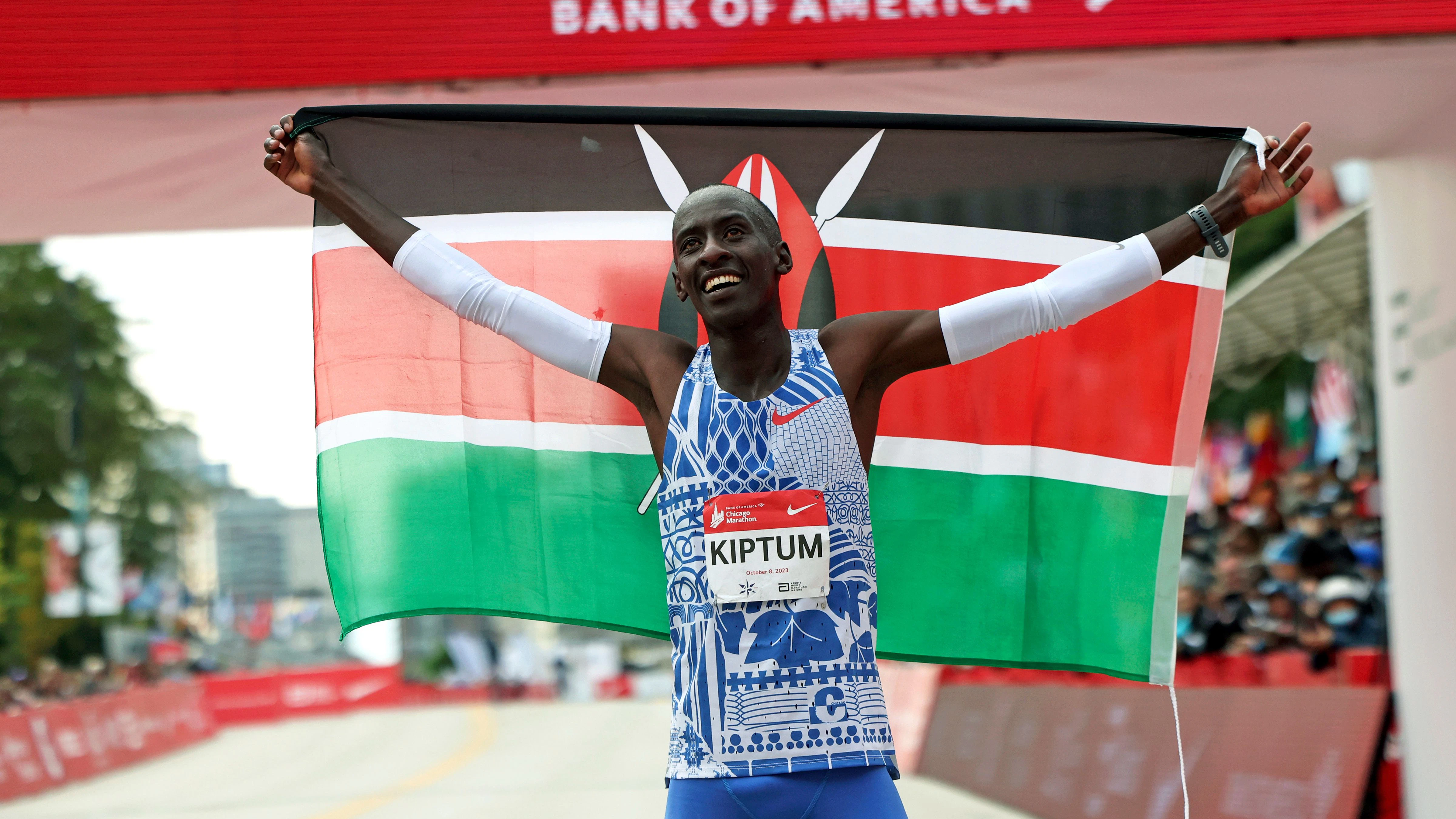 Kelvin Kiptum aus Kenia feiert seinen Weltrekordsieg beim Chicago-Marathon im Grant Park von Chicago.
