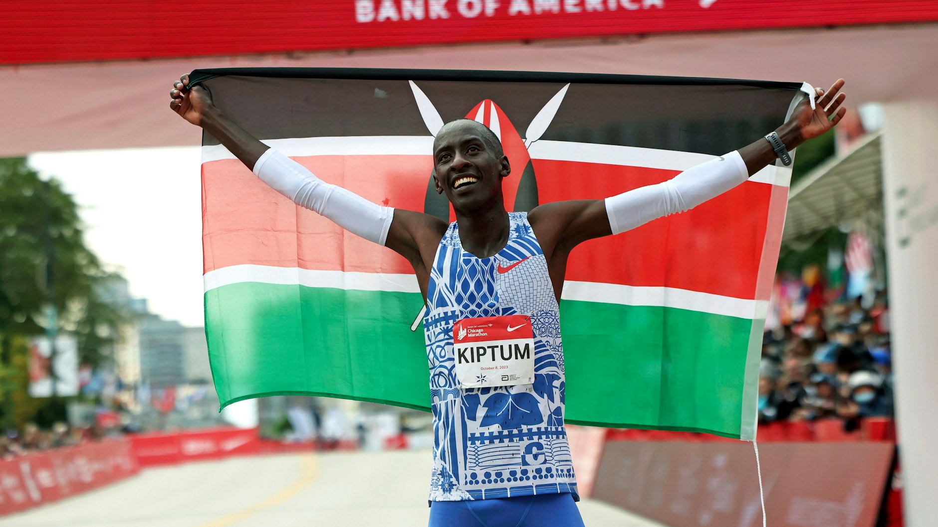 Kelvin Kiptum aus Kenia feiert seinen Weltrekordsieg beim Chicago-Marathon im Grant Park von Chicago.