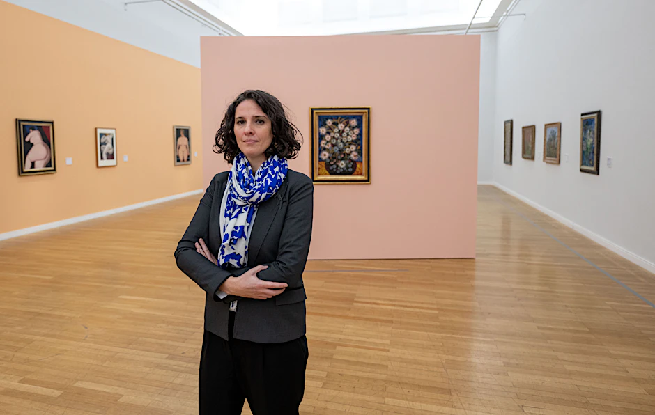 Die Kunstwissenschaftlerin Florence Thurmes in den Kunstsammlungen Chemnitz in der Sonderausstellung „Welche Moderne?“