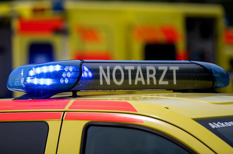 Ein Notarztwagen mit Blaulicht: Bei Karnevalsumzügen kommt es wieder zu tödlichen Unfällen.