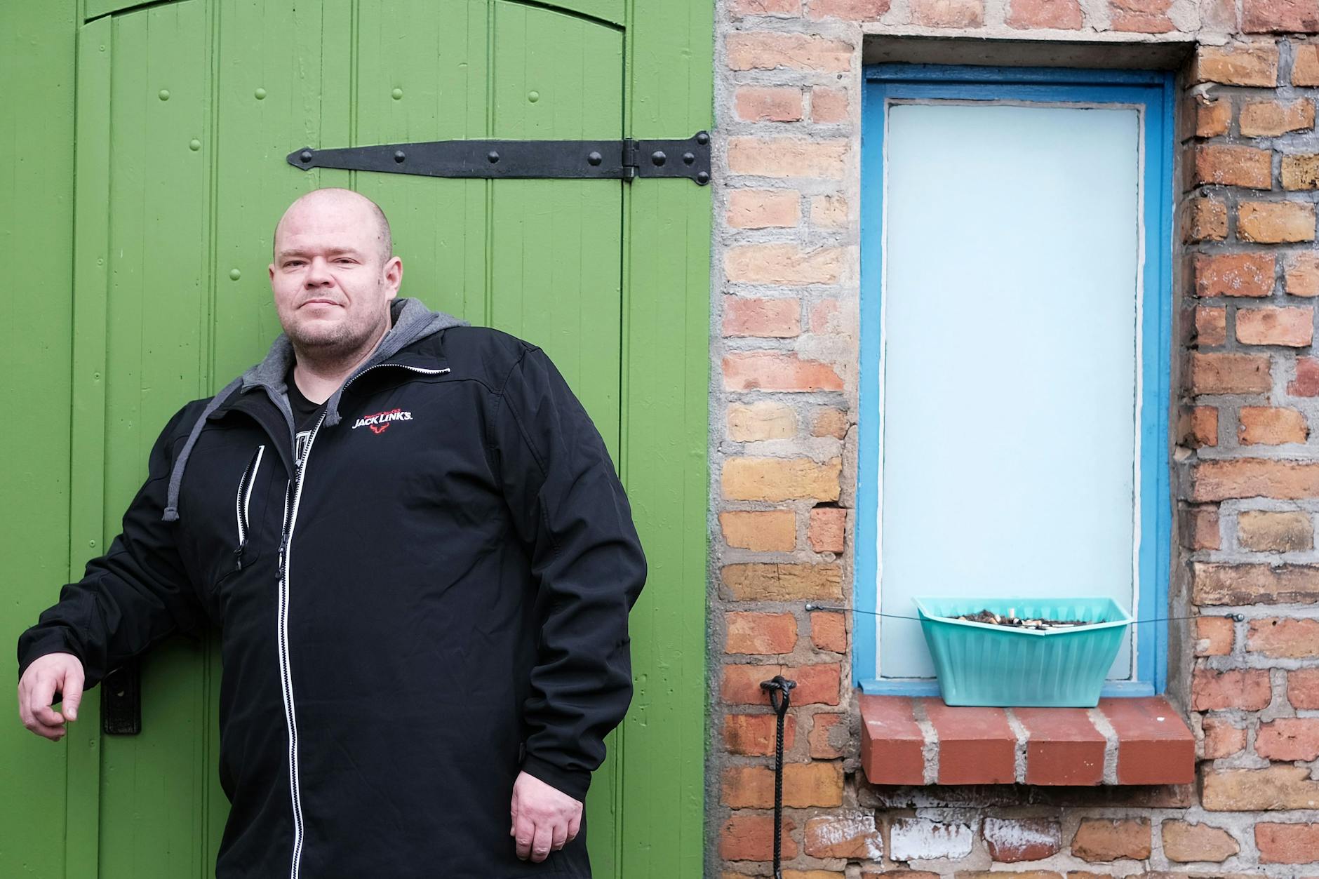 Ronny M. vor dem roten Backsteingebäude in Köpenick. Dort lebt er seit November in einer Wohngemeinschaft.