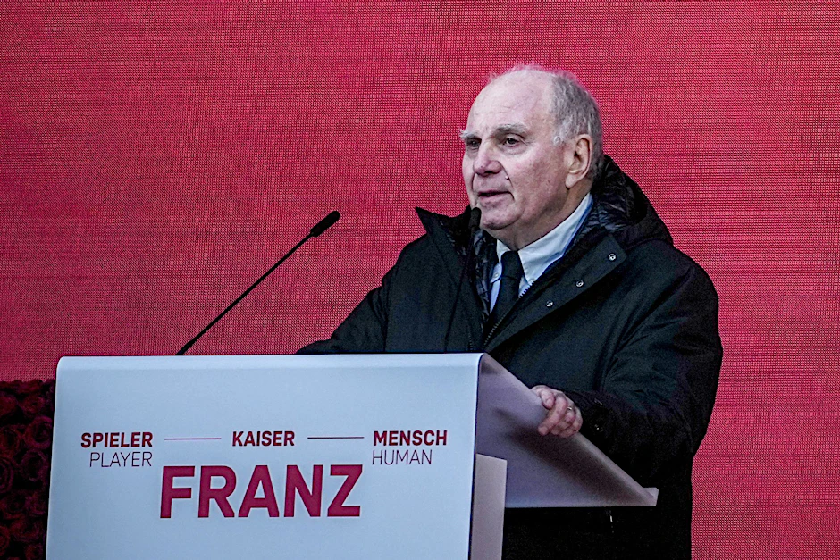 ARCHIV - Uli Hoeneß spricht bei der Trauerfeier für Franz Beckenbauer.  
