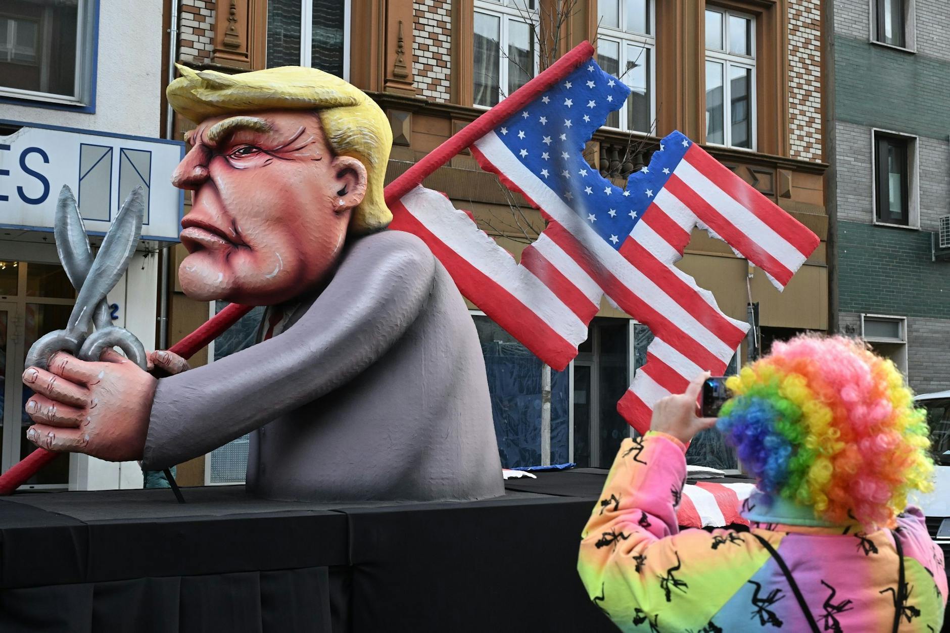 Bei Wagenbauer Jacques Tilly in Düsseldorf hat Donald Trump aus der US-Flagge ein Hakenkreuz geschnitten.