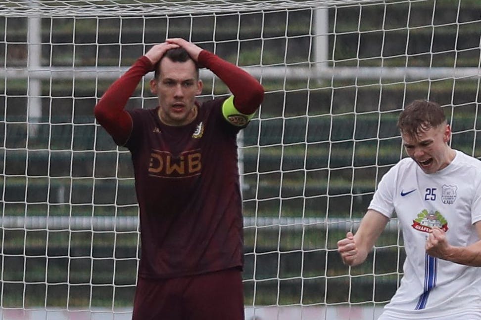 Chris Reher kann nicht fassen, dass er nicht zum 3:2 für den BFC Dynamo getroffen hat. Eilenburgs Kilian Zaruba freut sich darüber.