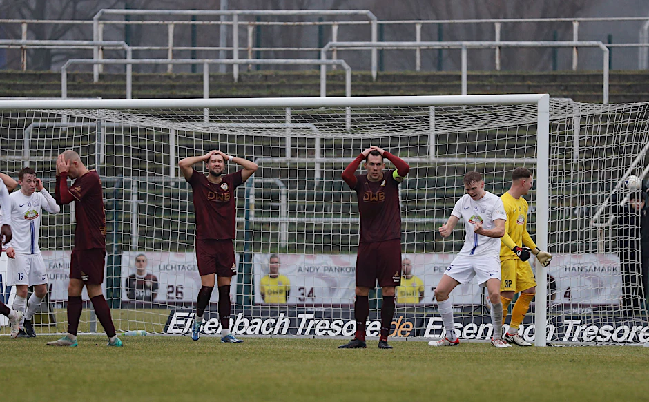 Chris Reher kann nicht fassen, dass er nicht zum 3:2 für den BFC Dynamo getroffen hat. Eilenburgs Kilian Zaruba freut sich darüber.