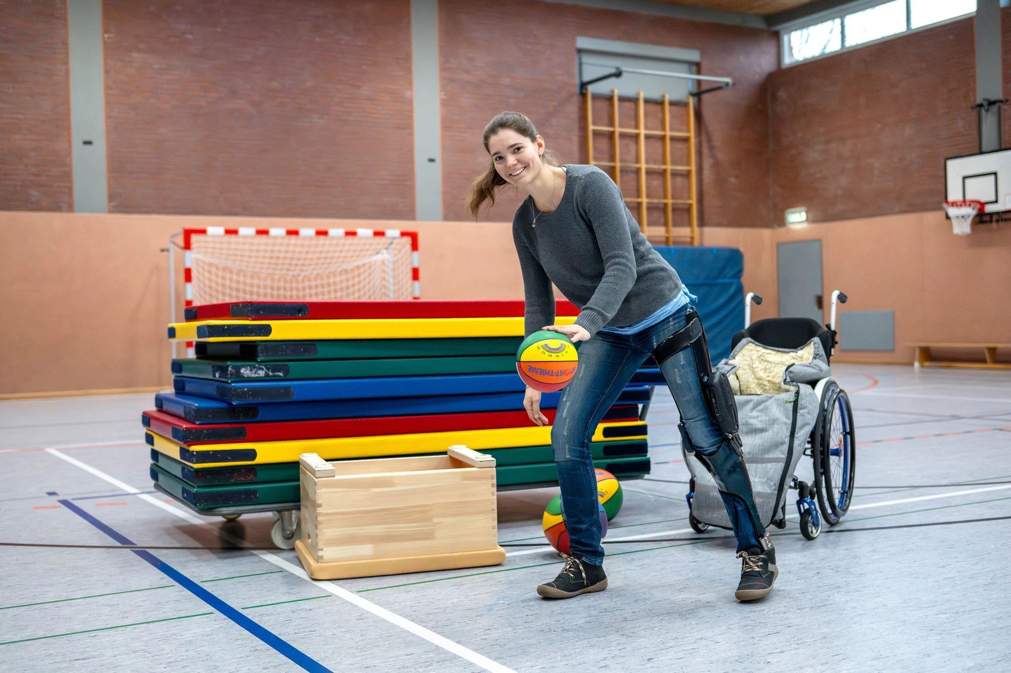 PRODUKTION - Dank einer computergesteuerten Gelenkorthese kann Sina Wiedemeier kurze Strecken gehen.  