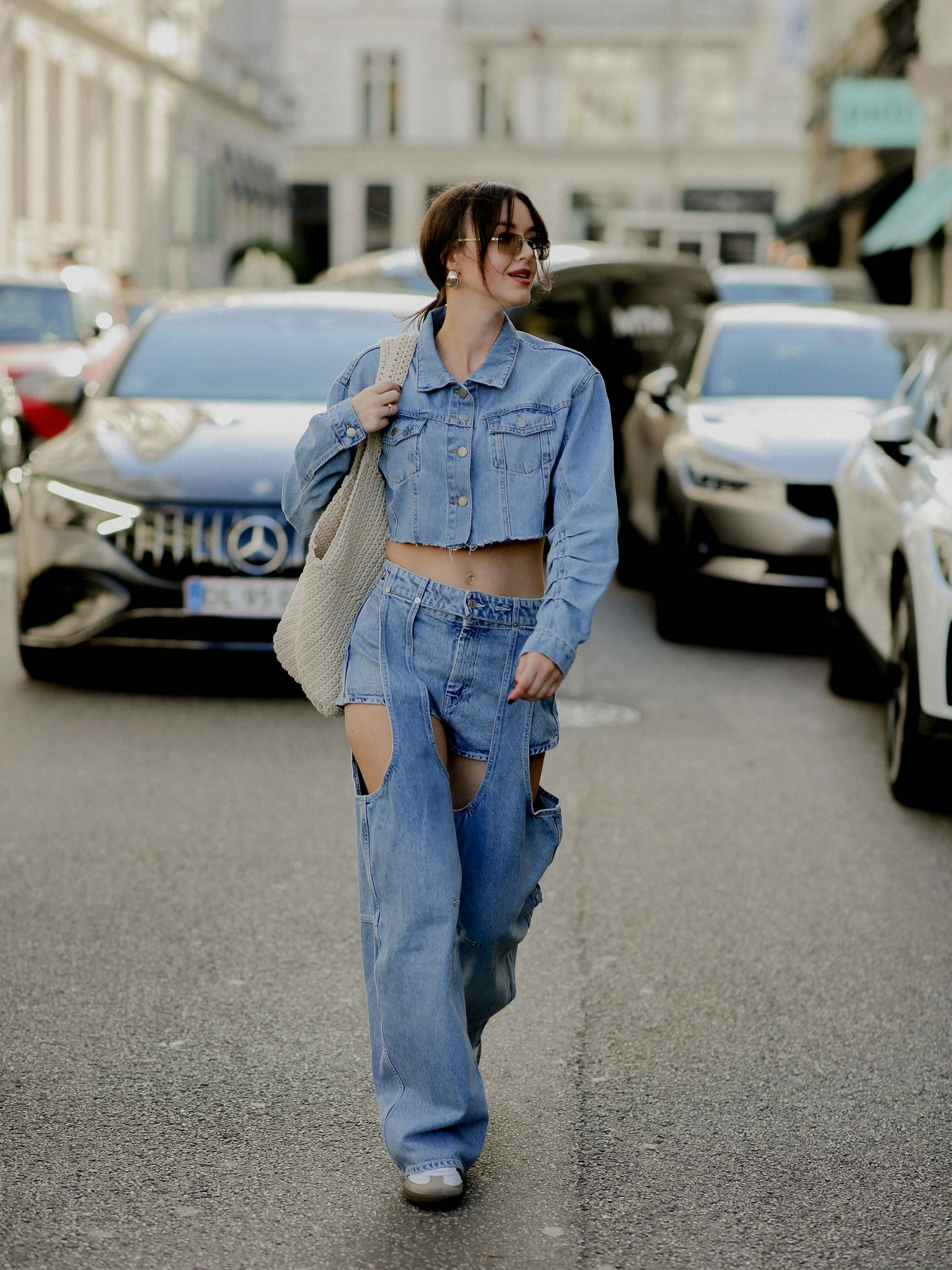 Die Cut-Out-Jeans ist ein auffälliges Designerstück, das für sich steht und von schlichter Kleidung begleitet werden sollte. Es funktioniert in allen wohltemperierten Lebenslagen und ist zudem deutlich haltbarer als die Ripped- oder Destroyed-Jeans, bei der die offenen Partien nicht befestigt sind und beim Tragen (wer kennt es nicht) gerne weiter aufreißen. Durch die „geordneten“ Cuts eignet sich der Look auch&nbsp;für schickere Anlässe.&nbsp;Hier ein Look von der Copenhagen Fashion Week.