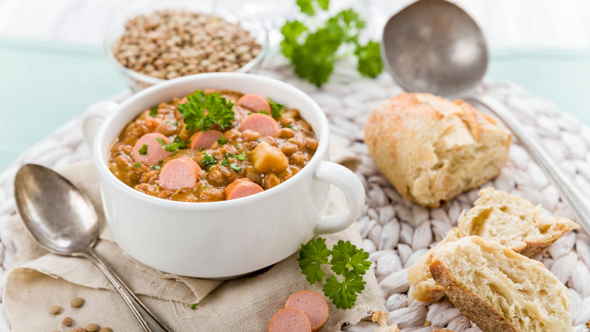 Mit Würstchen ist das Rezept für Linsensuppe besonders gut.