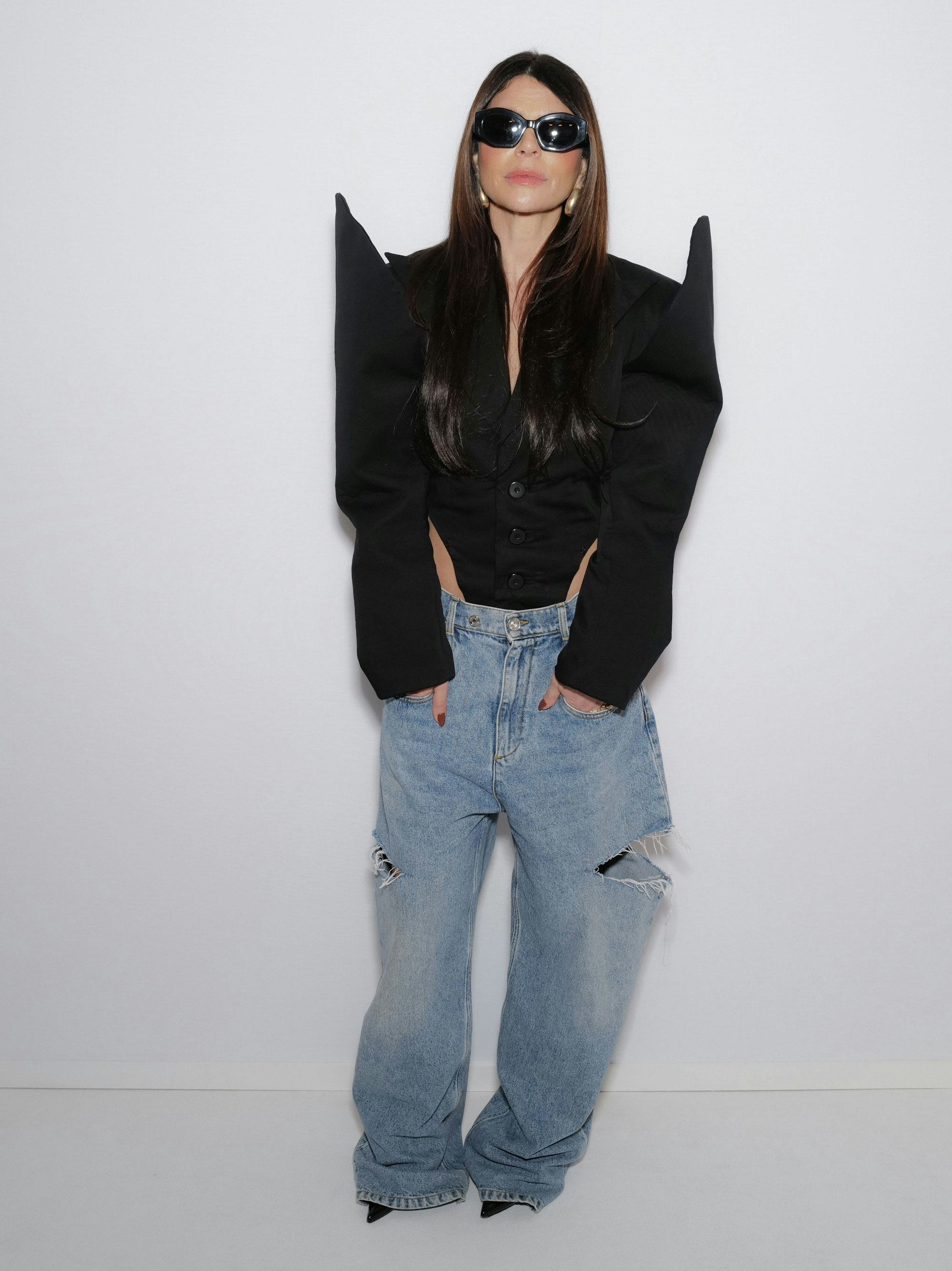 Wenn die Hosenbeine so lang sind, dass sie Regen und Schmutz von der Straße aufsaugen, dann haben wir es mit einer Puddle-Jeans zu tun. Daher auch der Name „Puddle“, was auf Englisch „Pfütze“ heißt. Hier zu sehen die Modedesignerin Olcay Gulsen, die im Januar in einer (noch) sauberen Version bei der Couture-Show von Viktor &amp; Rolf in Paris erschien. Wie man sieht, ist eine Puddle-Jeans immer baggy geschnitten, hängt also tief auf der Hüfte. Die Fashionfront kombiniert sie mit High Heels, was streckt, denn je weiter die Hose, desto kürzer wirken die Beine.