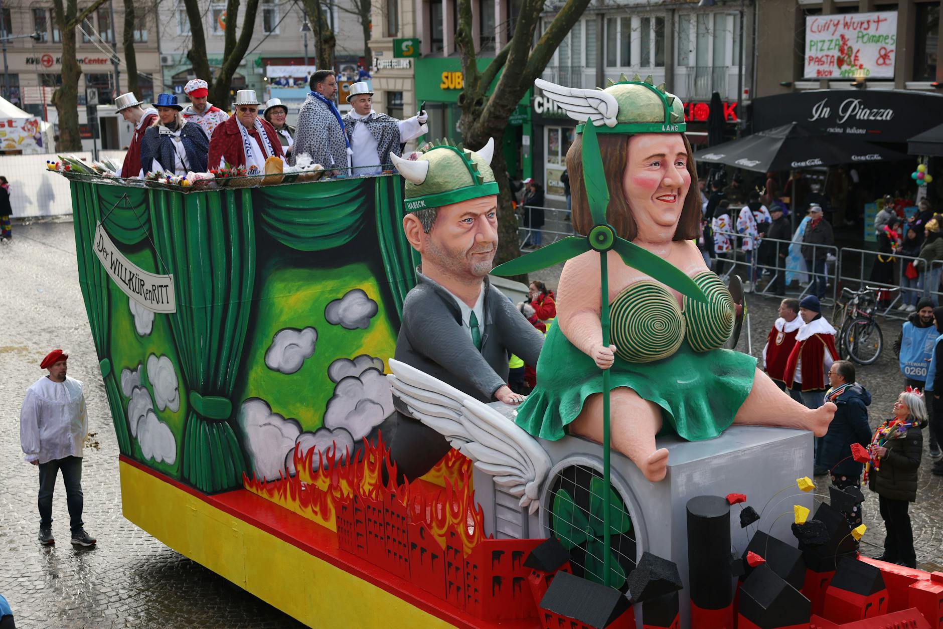 Sowohl Bundeswirtschaftsminister Robert Habeck, wie auch die Grünen-Vorsitzende Ricarda Lang wurden in Köln mit einem Motivwagen aufs Korn genommen.