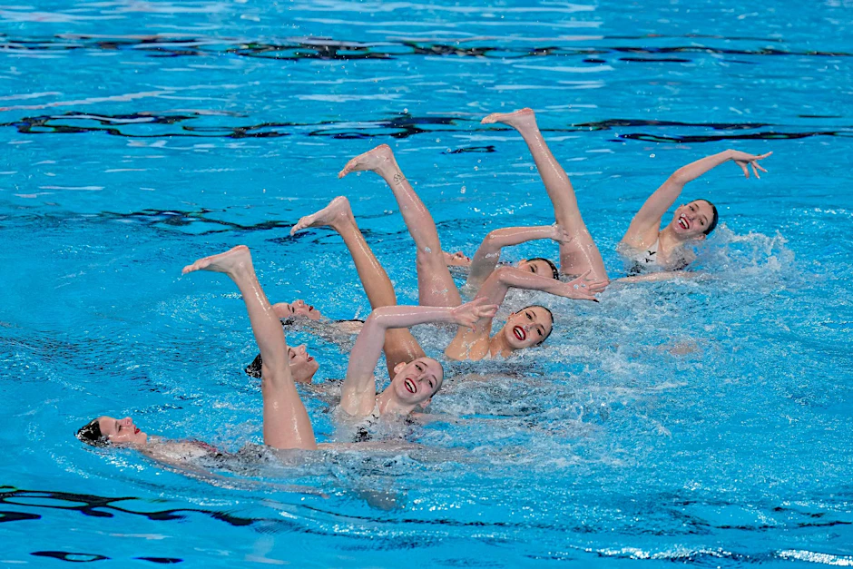 Das israelische Team der Synchronschwimmerinnen in Aktion.  