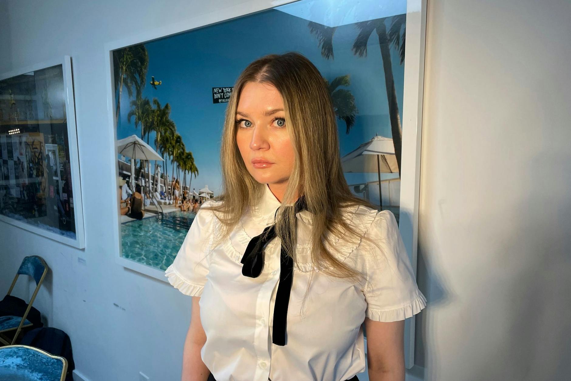Die deutsche Hochstaplerin Anna Sorokin, auch bekannt als Anna Delvey, posiert in ihrer Wohnung in New York.