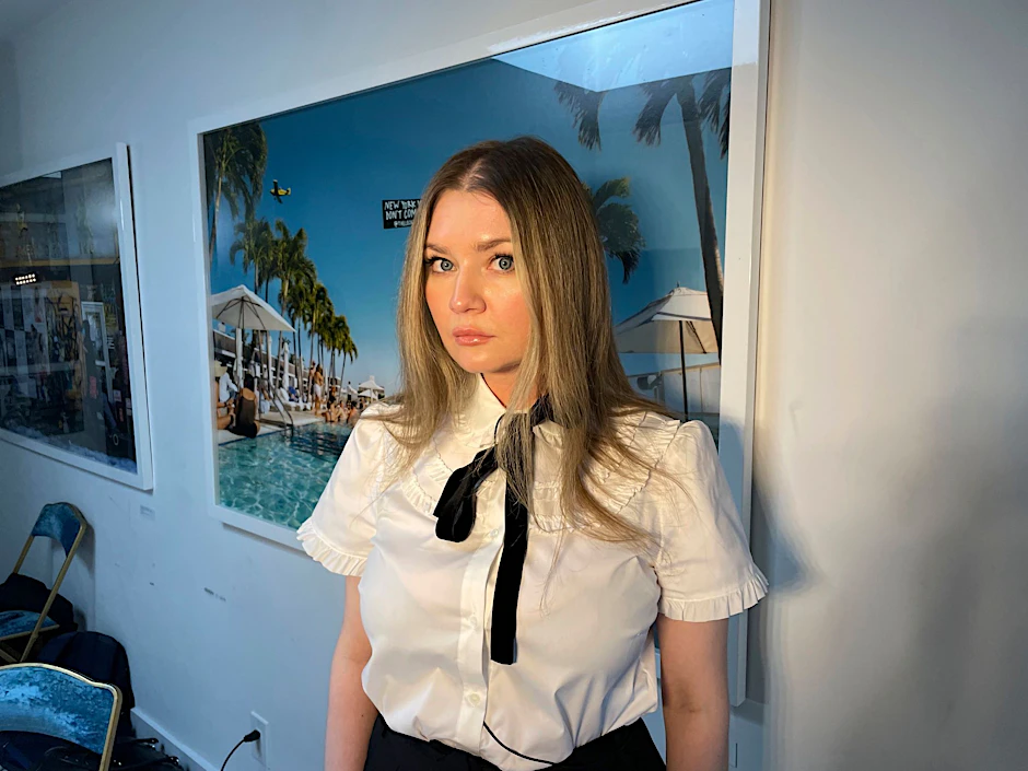 Die deutsche Hochstaplerin Anna Sorokin, auch bekannt als Anna Delvey, posiert in ihrer Wohnung in New York.