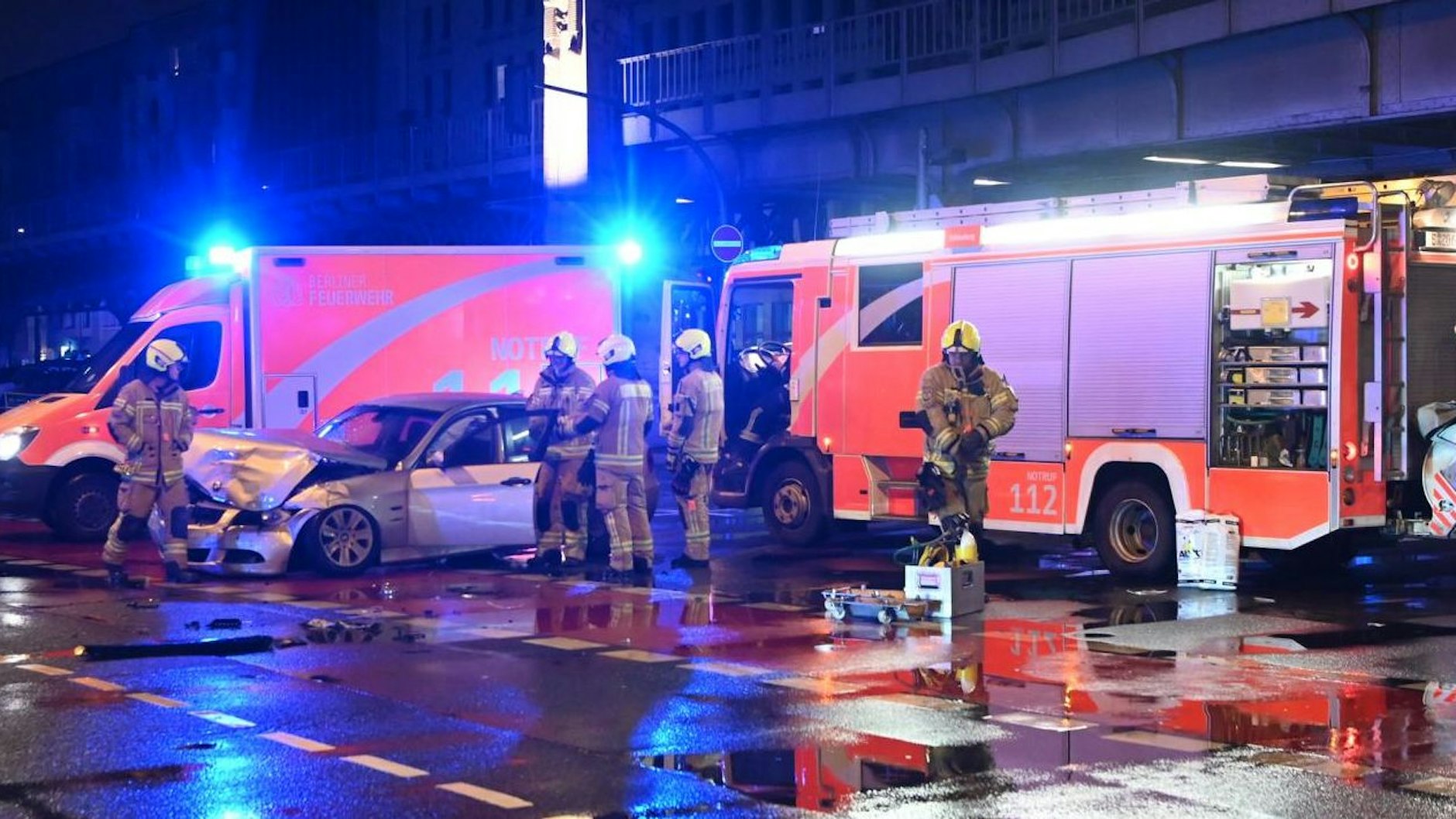 Einsatzkräfte der Berliner Feuerwehr am Unfallort.