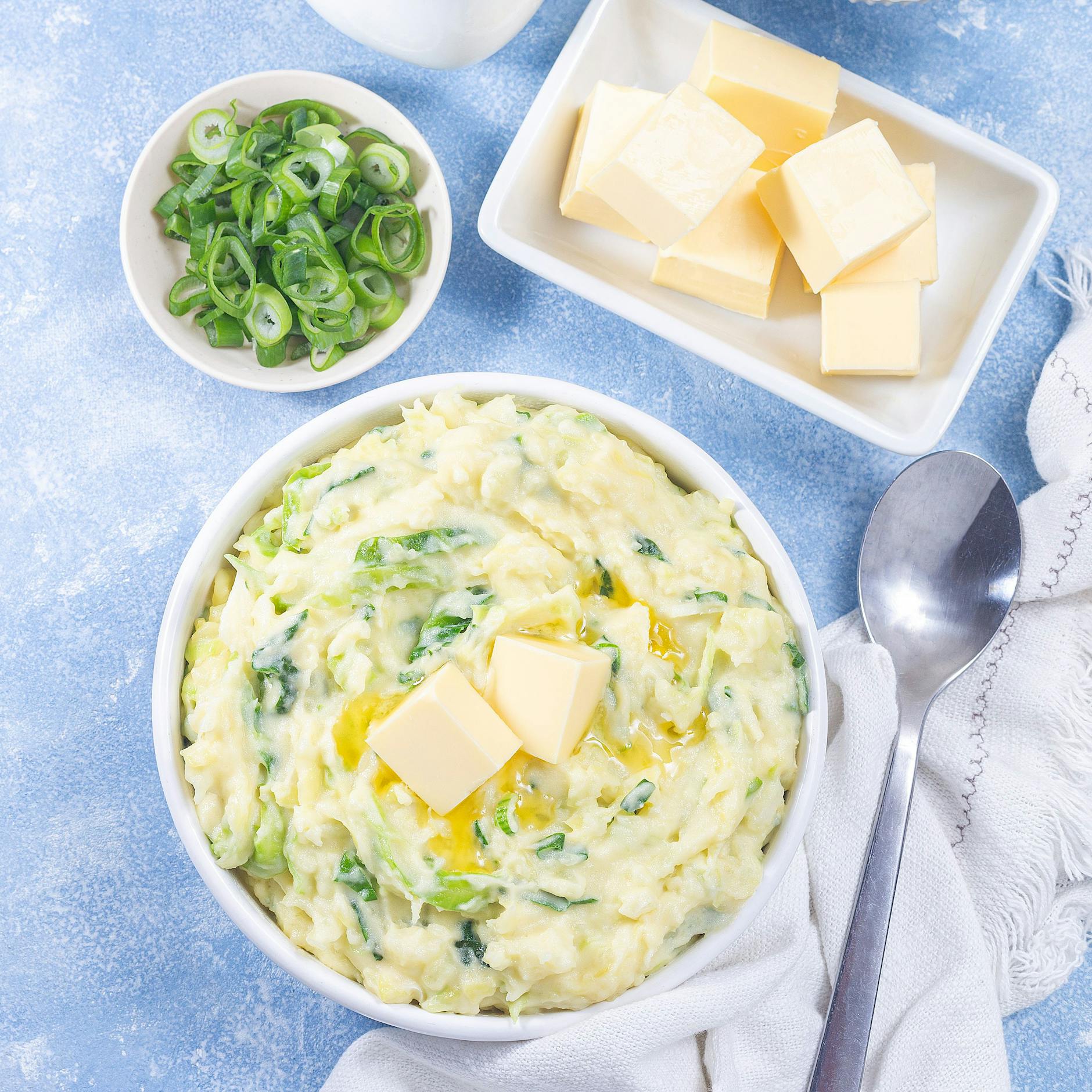 Für leckeren Kartoffelbrei mit Wirsing braucht es nicht viele Zutaten - das Rezept ist schnell gemacht und simpel.