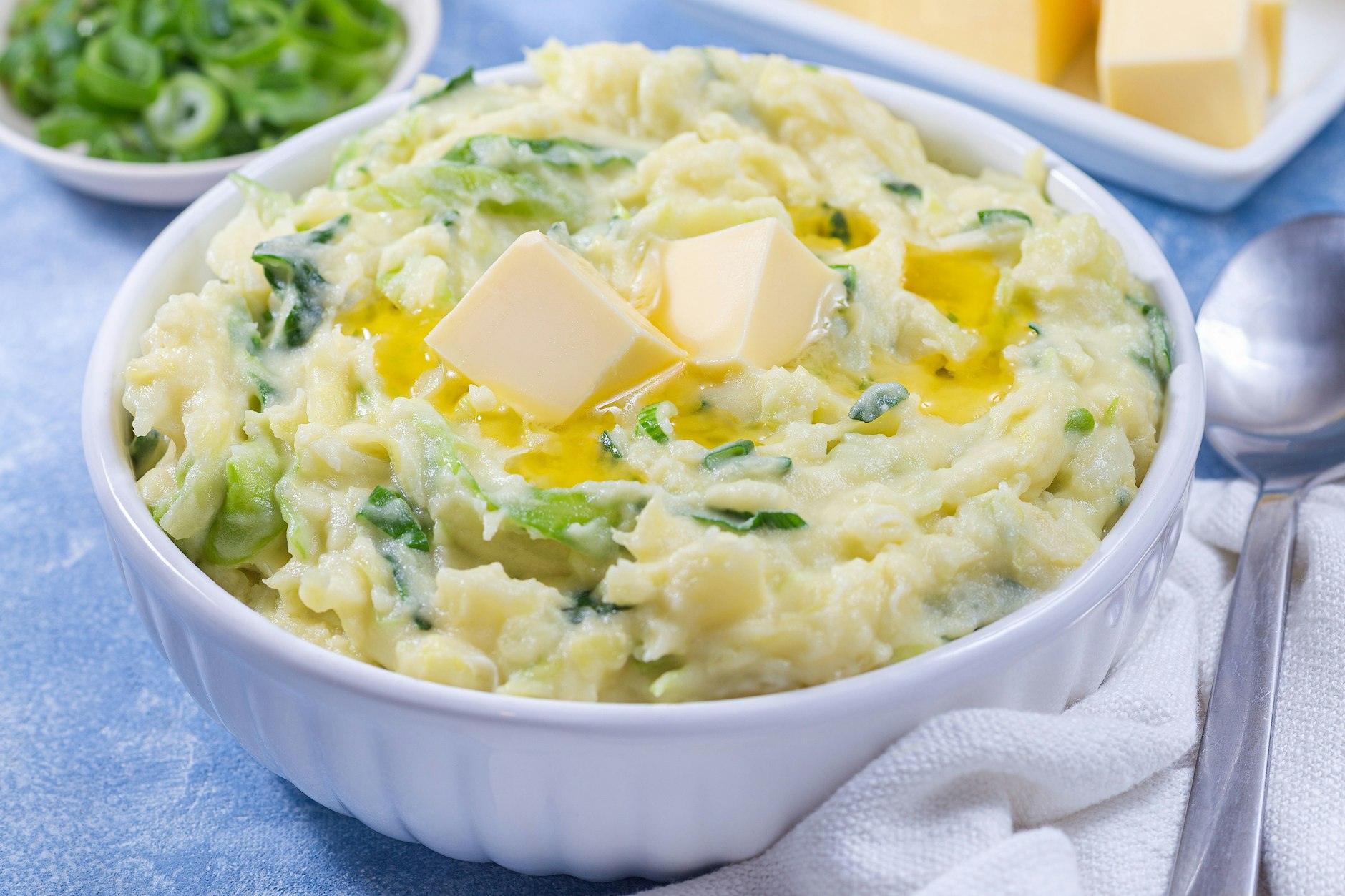 Haben Sie schon einmal Colcannon gegessen? Dabei handelt es sich um leckeren Kartoffelbrei mit Wirsing, Speck und Frühlingszwiebeln - das Rezept stammt aus Irland.