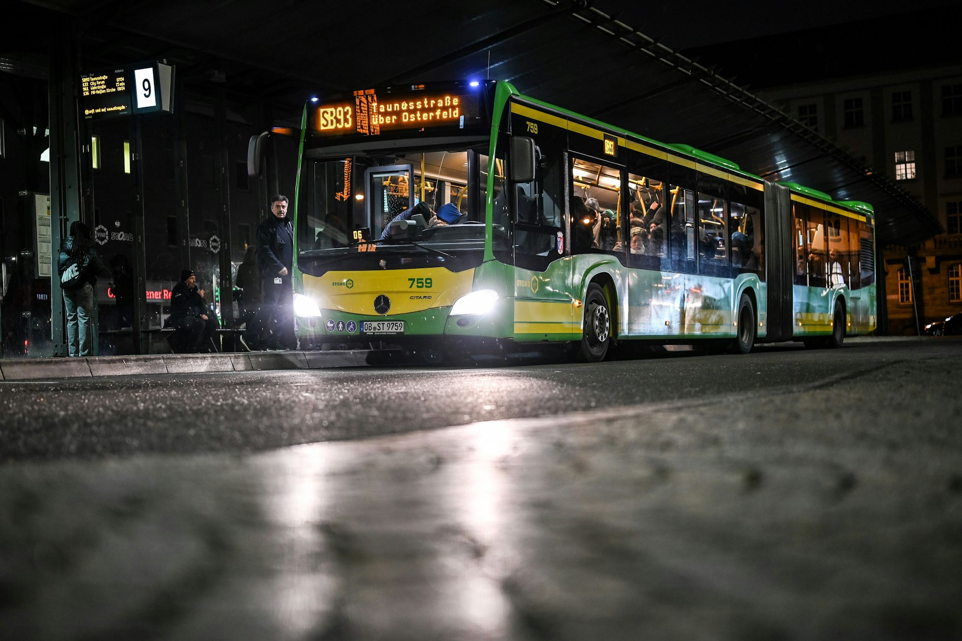 Die Ukrainer gerieten am Hauptbahnhof von Oberhausen in einen Streit mit einer anderen Jugendgruppe. Vier Jugendliche wurden schwer verletzt. Ein junger ukrainischer Basketballspieler starb an seinen Verletzungen.