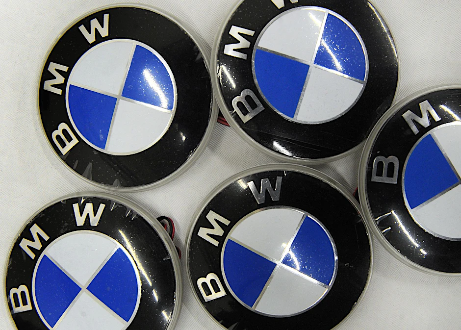 ARCHIV - Amazon habe die verdächtigen Aktivitäten mithilfe fortschrittlicher Technologien maschinellen Lernens entdeckt und mit der BMW Group zusammengearbeitet, um zu bestätigen, dass es sich bei den fraglichen Produkten um Fälschungen handelte.  