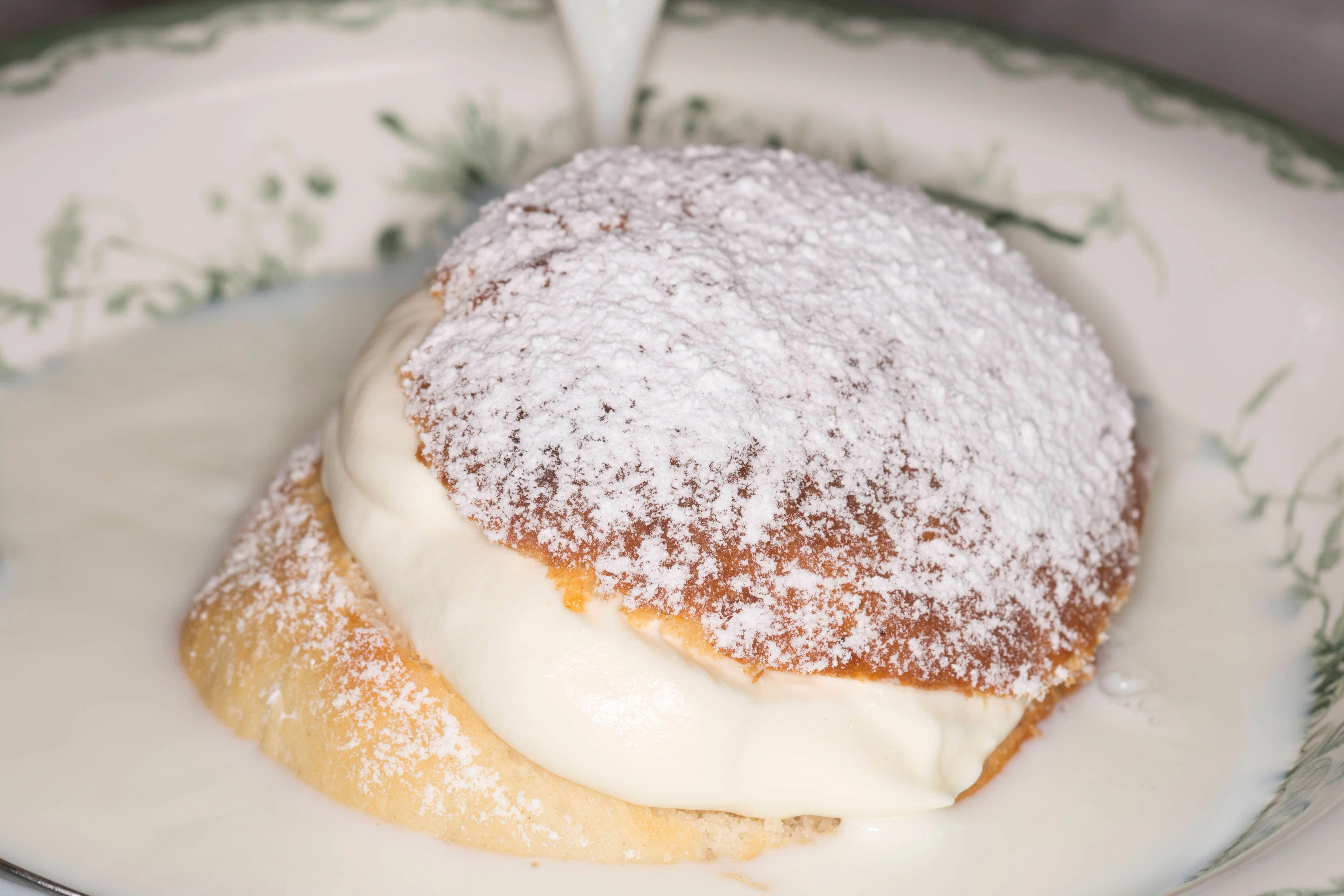 Leckeres Hefegebäck-Rezept: In Schweden wird die Semla in einer Schüssel mit heißer Milch verzehrt, „Hetvägg“, also heiße Wand, nennen die Schweden diese Verfeinerung des Gerichtes.