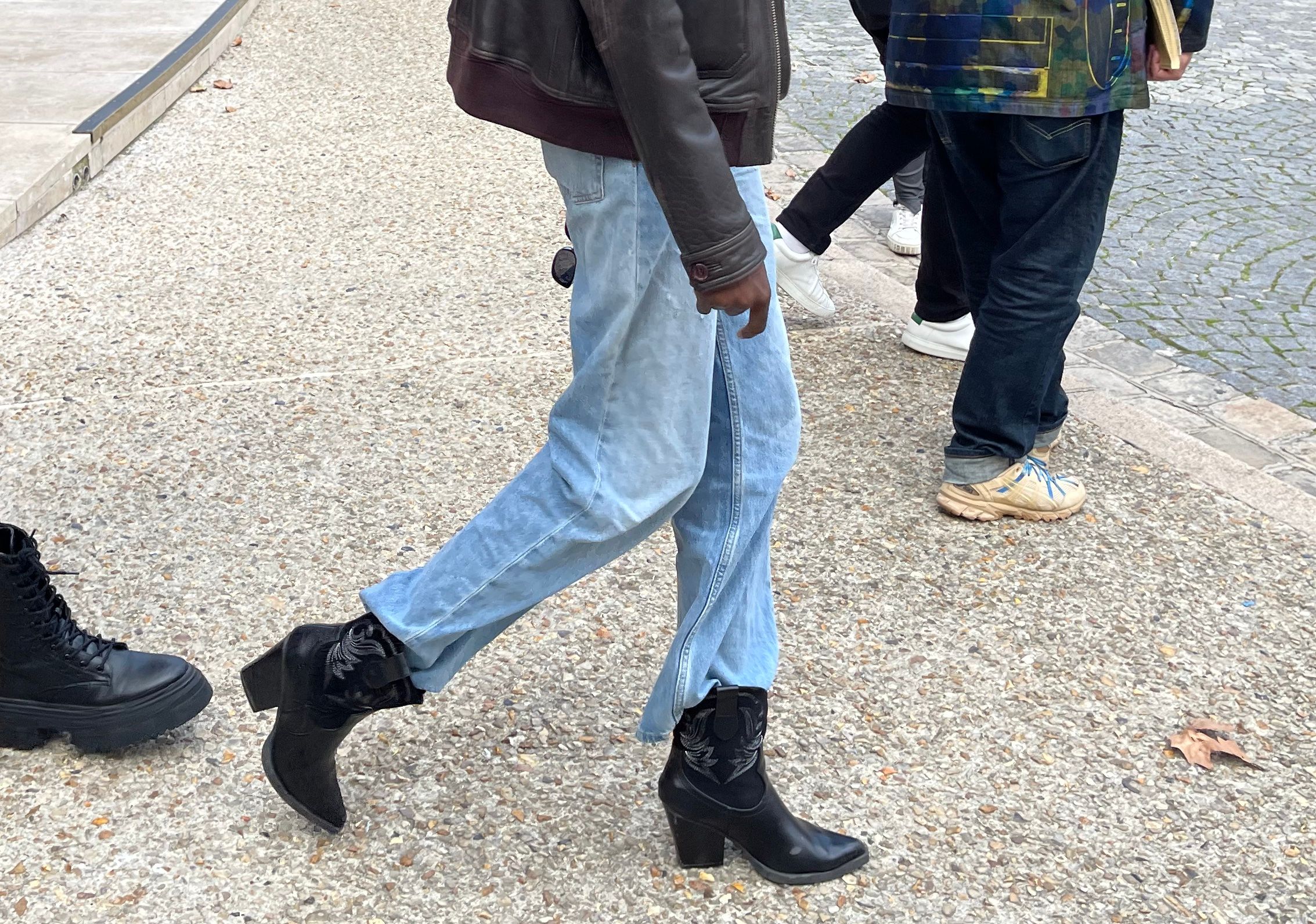 Puddle, Cut-Out, Two-Tone, Banana, Skinny: Die 5 Jeans-Trends für 2024, welcher Schnitt zu mir passt und wo ich sie kaufen kann