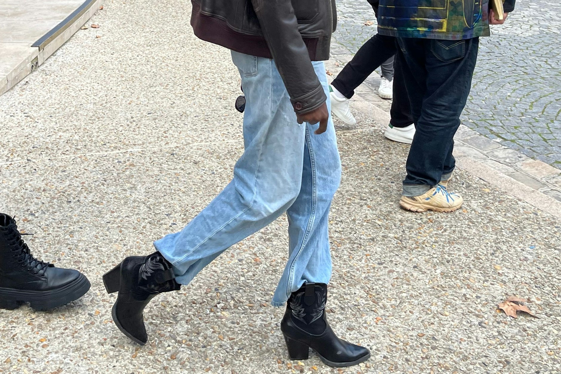 Lässig muss sie sitzen: Die Jeans tendiert derzeit noch zu weiten Formen und kommt meistens hellblau daher.