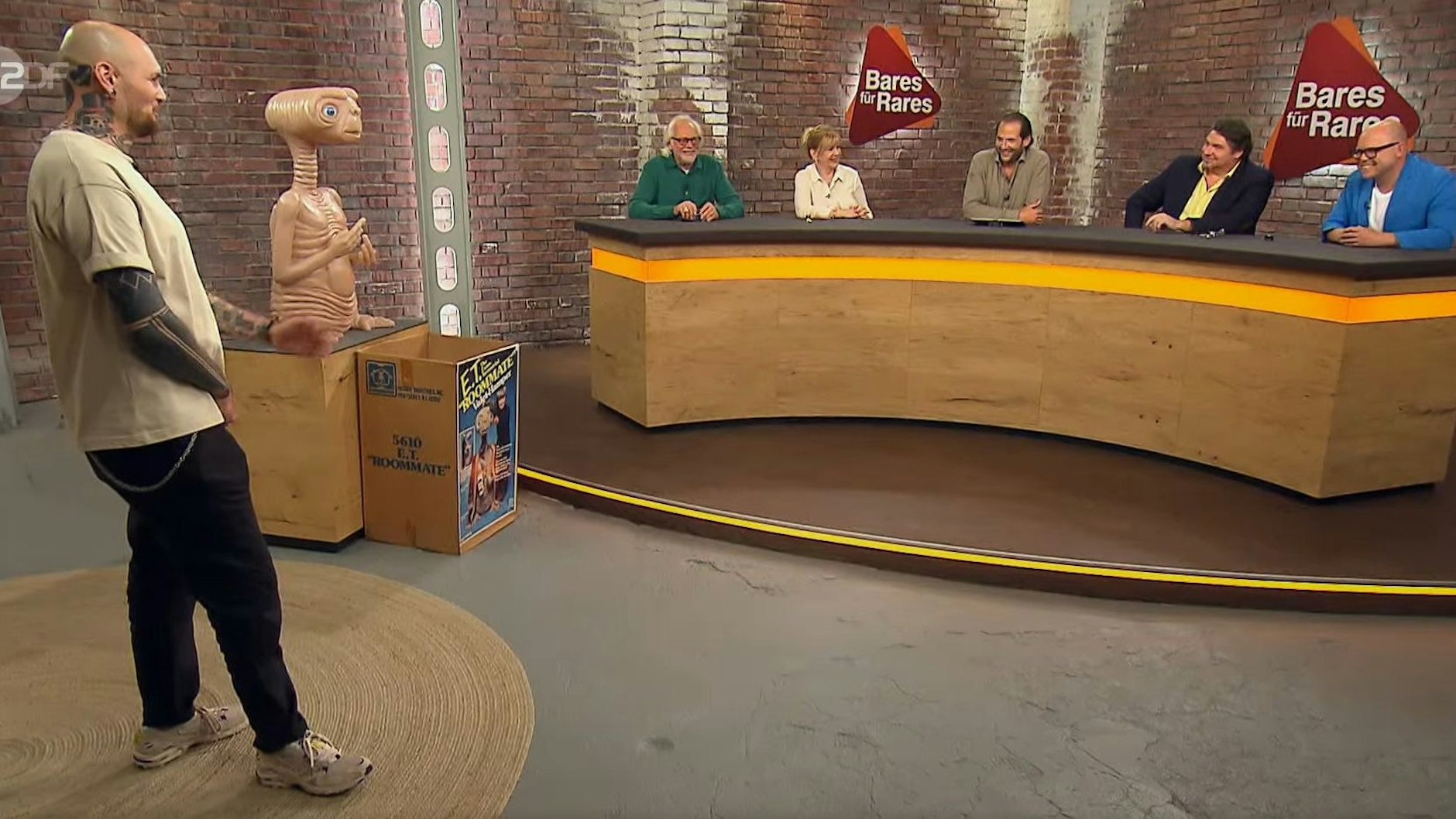 Könnte schon sein, dass E.T. (2.v.l.) und „Bares für Rares“-Händler Leo (r.) denselben Friseur besuchen.