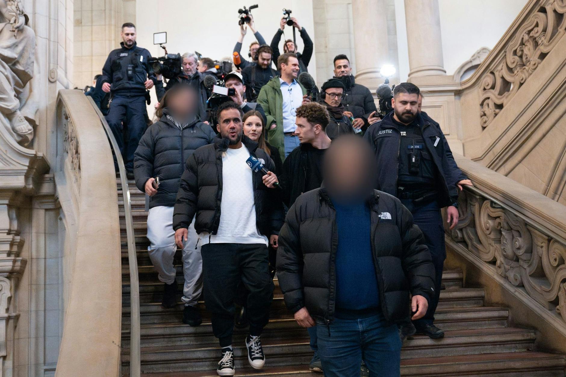 ARCHIV - Der Hauptangeklagte Arafat Abou-Chaker (vorne l) verlässt nach der Urteilsverkündung das Landgericht.